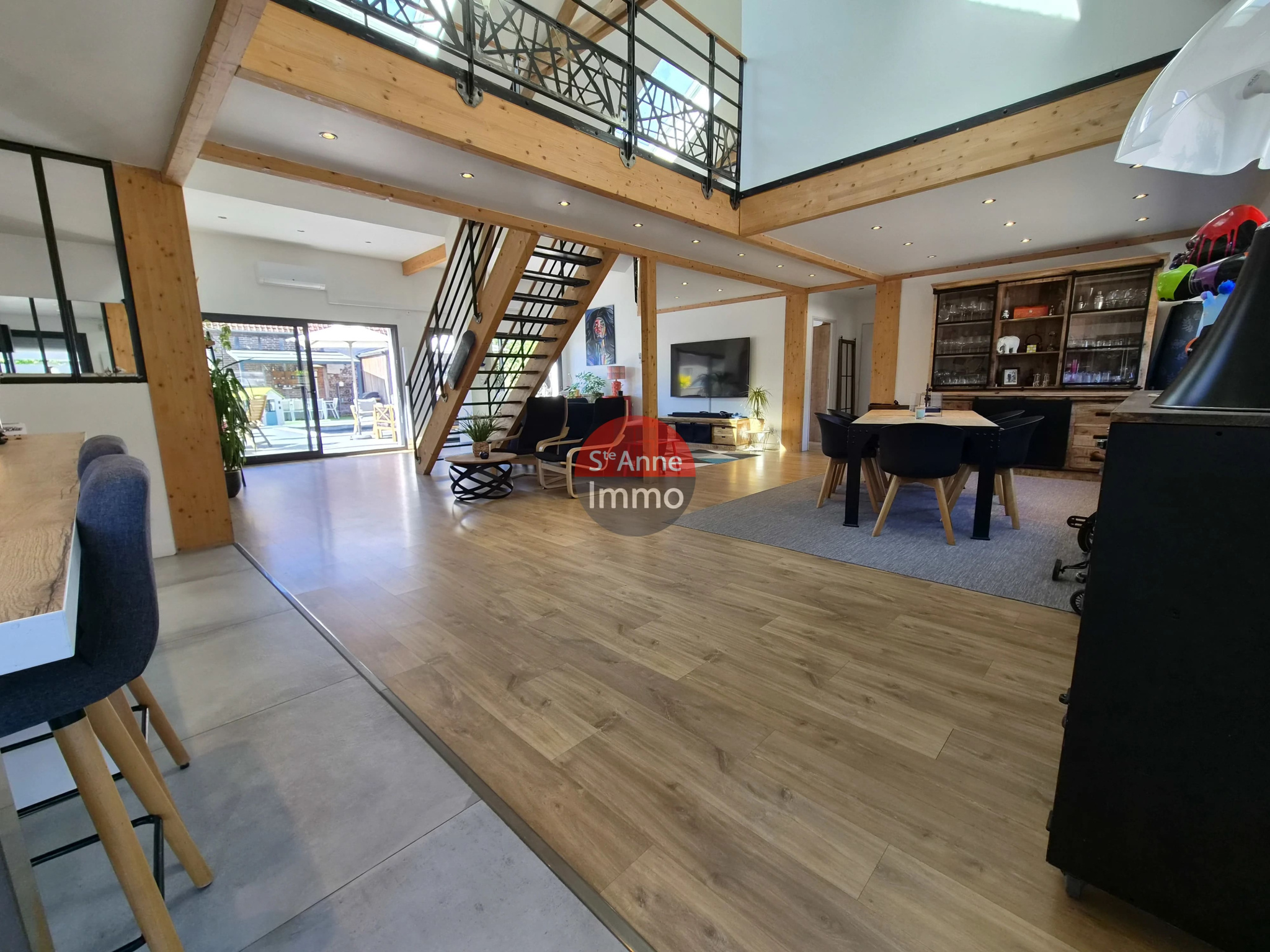 Immo80 – L'immobilier à Amiens et dans la Somme-À 20 minutes d&rsquo;Amiens et 10 min de Moreuil – Grange de 190 m2 avec piscine réhabilité en loft