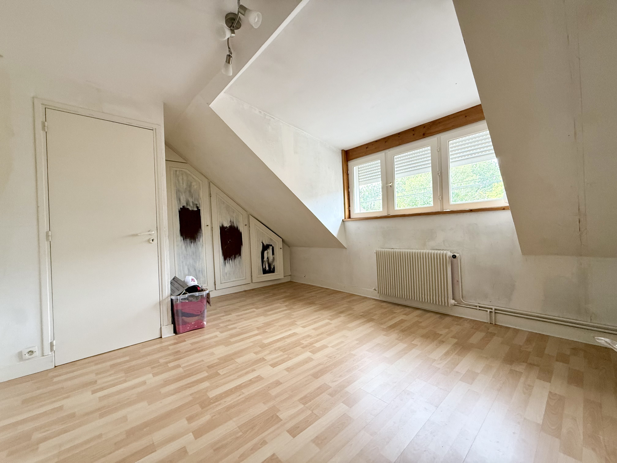 Immo80 – L'immobilier à Amiens et dans la Somme-ROYE – MAISON INDIVIDUELLE – 175m2 – 5 CHAMBRES – AUTONOMIE DE PLAIN PIED – GARAGE – DEPENDANCE – JARDIN