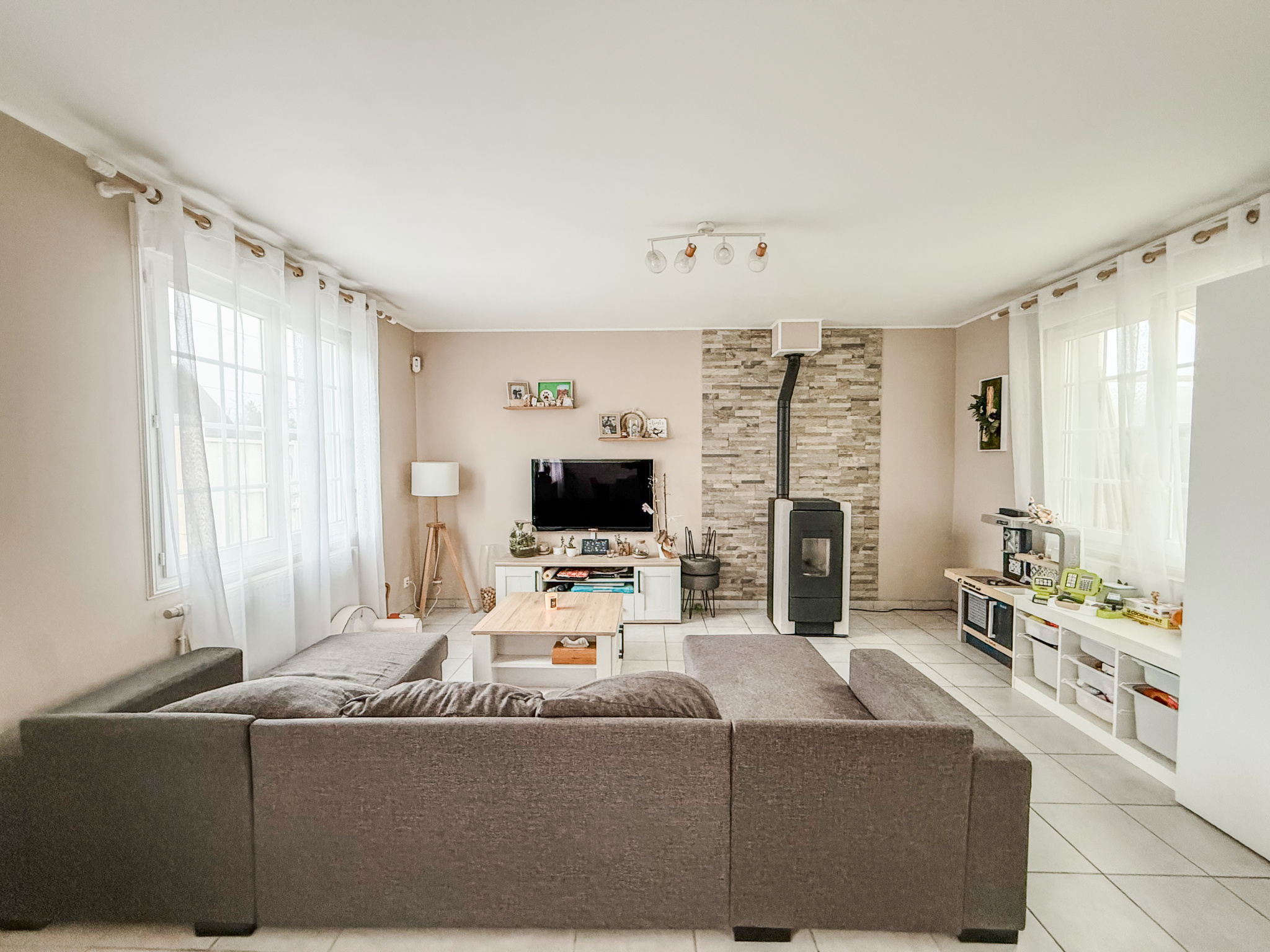 Immo80 – L'immobilier à Amiens et dans la Somme-CHAMPIEN – MAISON INDIVIDUELLE – 2 CHAMBRES – GARAGE – JARDIN – TERRASSE – DEPENDANCES