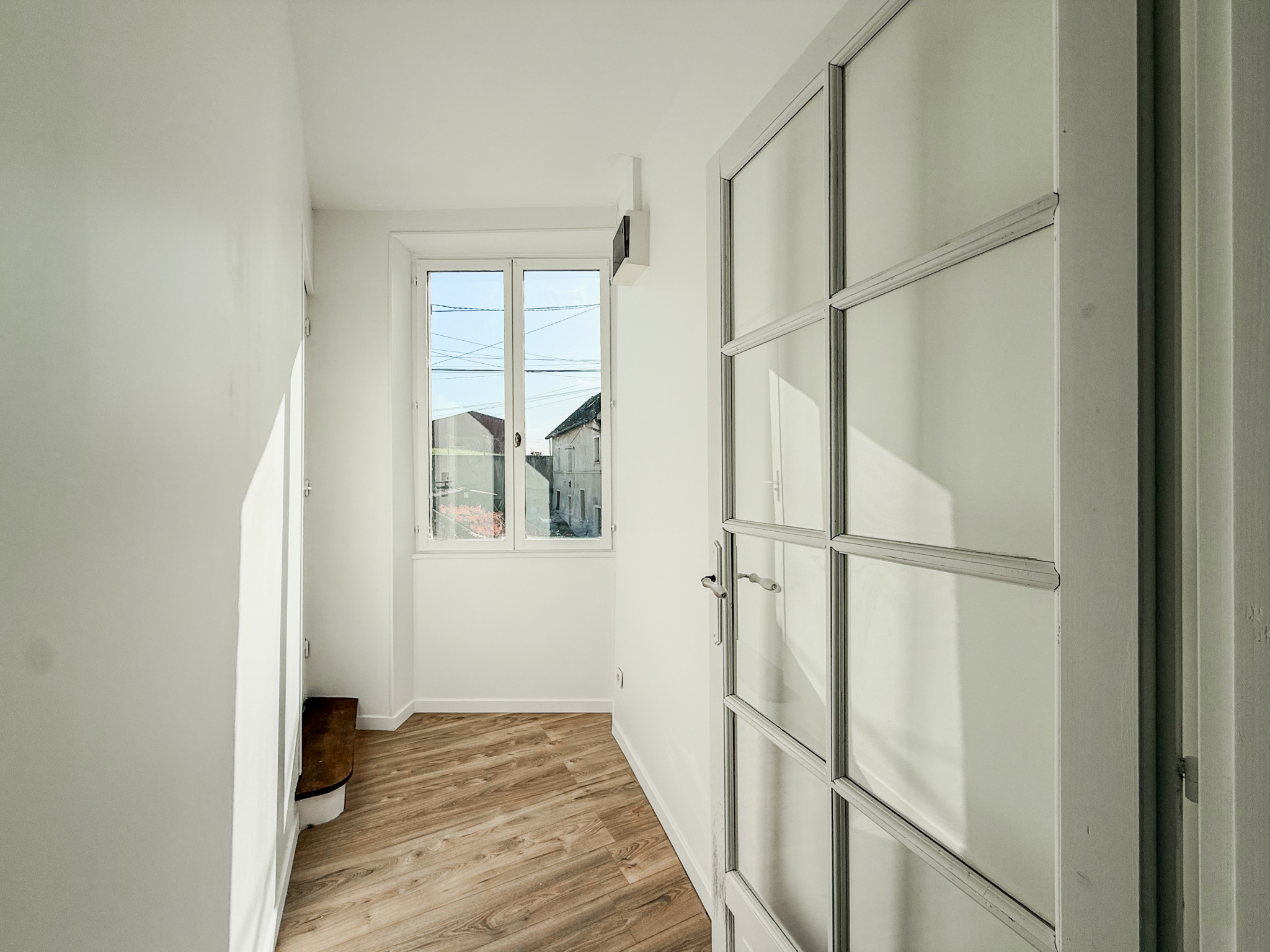 Immo80 – L'immobilier à Amiens et dans la Somme-FONTENAY-EN-PARISIS – MAISON SEMI-MITOYENNE – 5 CHAMBRES – COUR – TERRASSE – CAVE