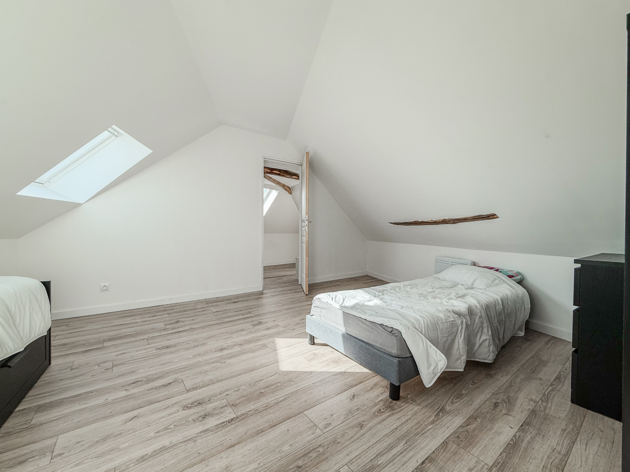 Immo80 – L'immobilier à Amiens et dans la Somme-FONTENAY-EN-PARISIS – MAISON SEMI-MITOYENNE – 5 CHAMBRES – COUR – TERRASSE – CAVE