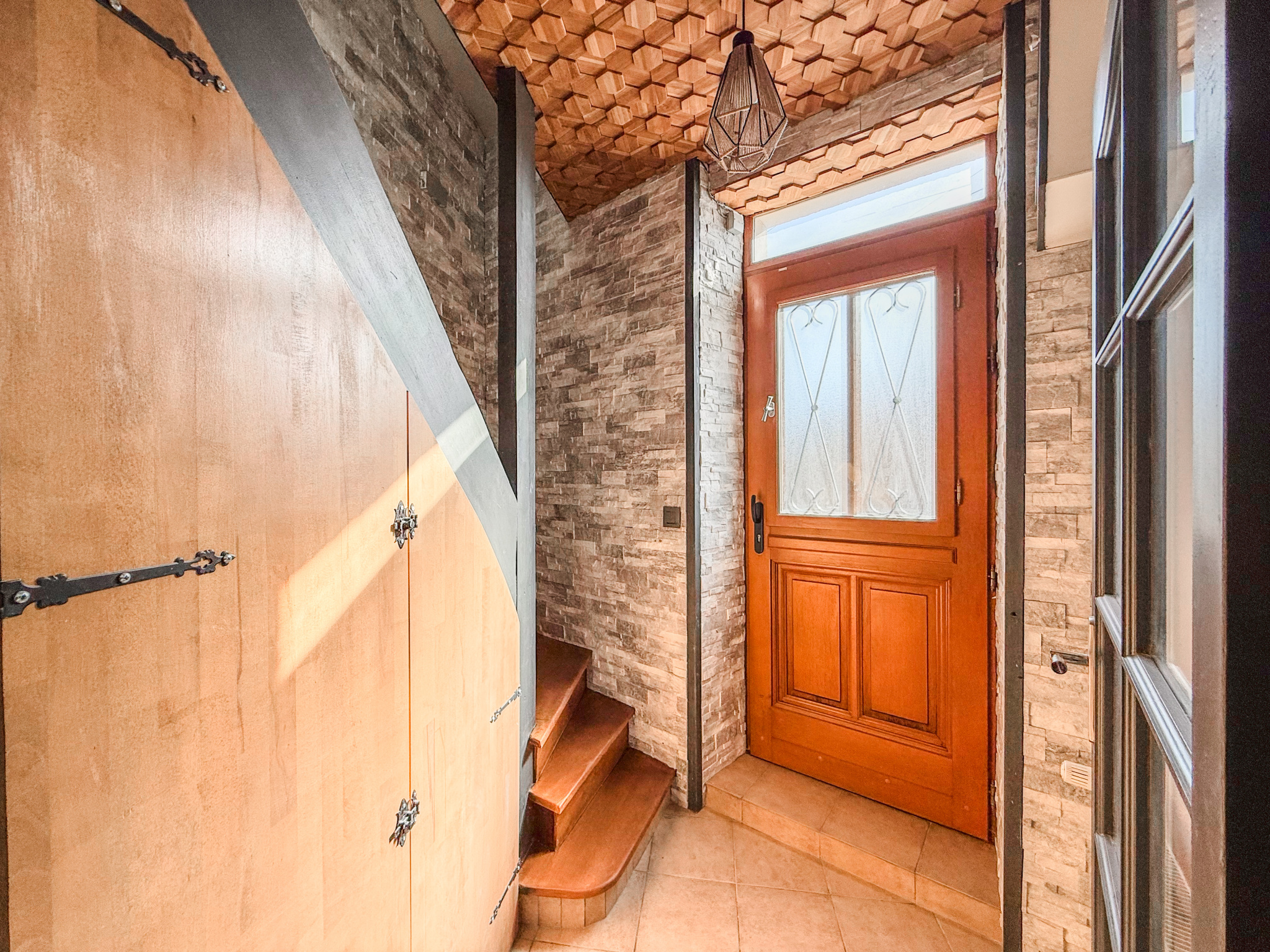 Immo80 – L'immobilier à Amiens et dans la Somme-FONTENAY-EN-PARISIS – MAISON SEMI-MITOYENNE – 5 CHAMBRES – COUR – TERRASSE – CAVE