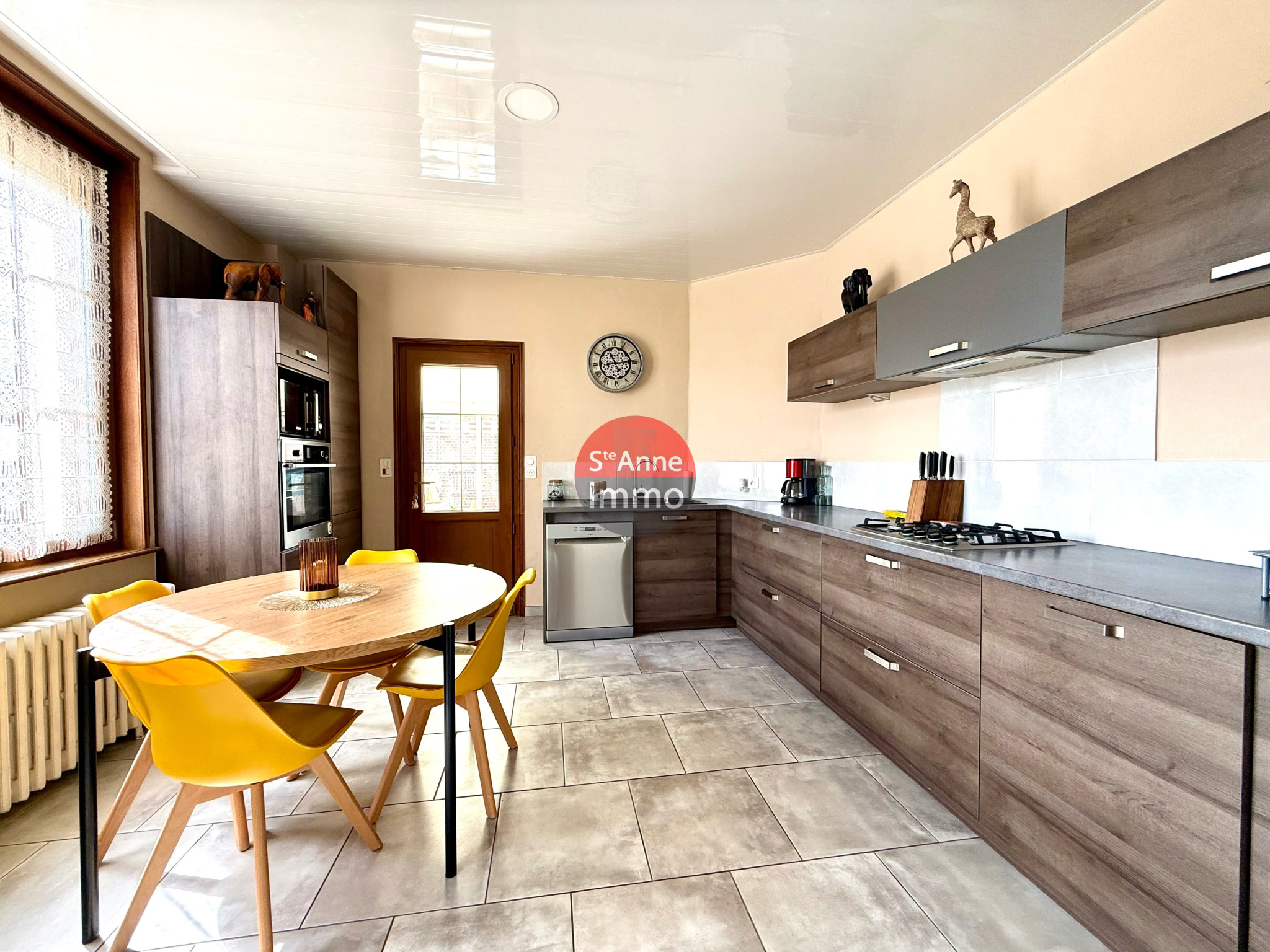 Immo80 – L'immobilier à Amiens et dans la Somme-CHAULNES – 180m2 – MAISON INDIVIDUELLE – AUTONOMIE DE PLAIN PIED – 4 CHAMBRES – DOUBLE GARAGE – DEPENDANCES –