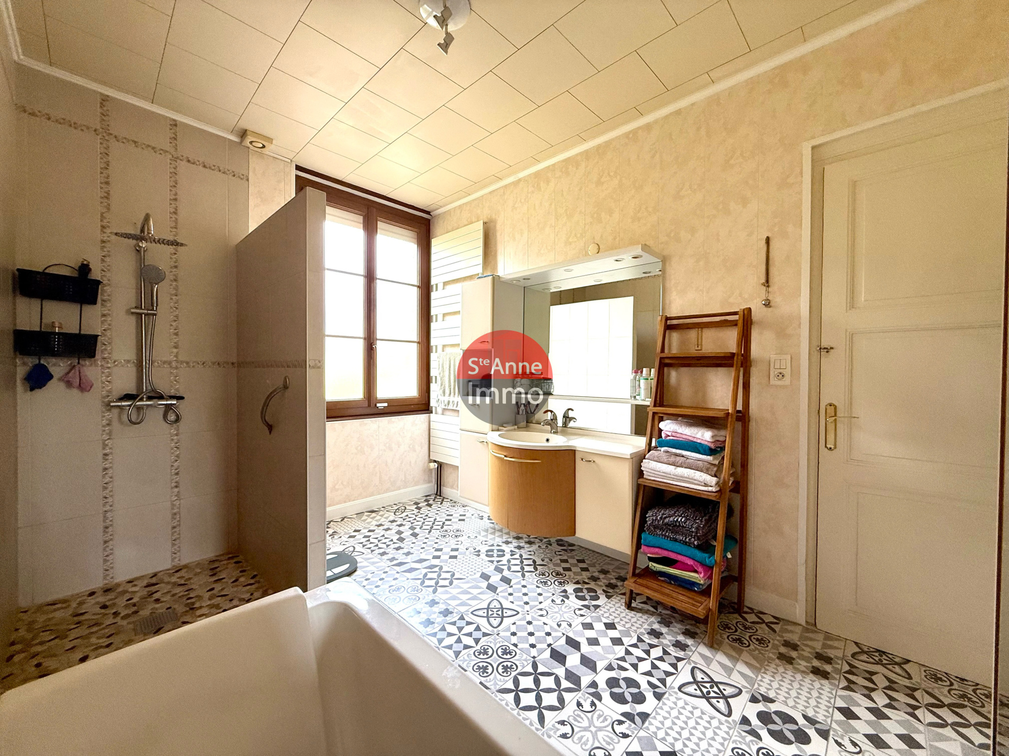 Immo80 – L'immobilier à Amiens et dans la Somme-CHAULNES – 180m2 – MAISON INDIVIDUELLE – AUTONOMIE DE PLAIN PIED – 4 CHAMBRES – DOUBLE GARAGE – DEPENDANCES –