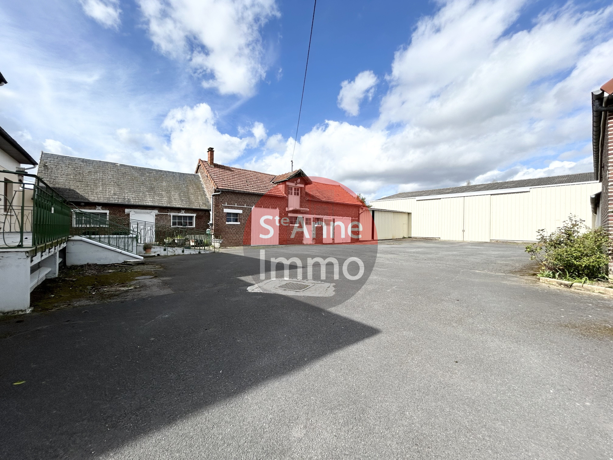 Immo80 – L'immobilier à Amiens et dans la Somme-ROSIERES-EN-SANTERRE – CORPS DE FERME ELEVE SUR SOUS SOL COMPLET – VIVABLE DE PLAIN...