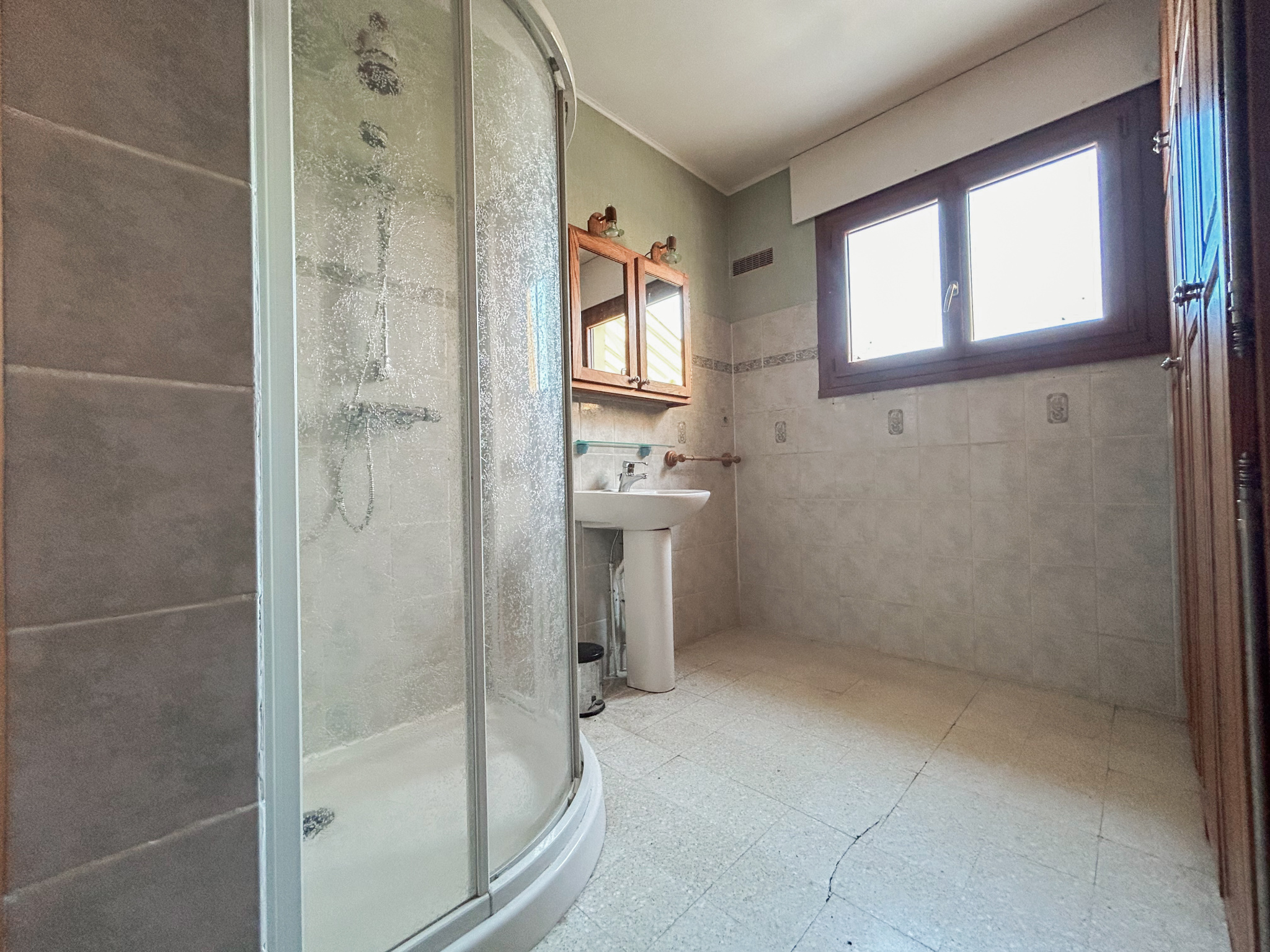 Immo80 – L'immobilier à Amiens et dans la Somme-ROSIERES-EN-SANTERRE – CORPS DE FERME ELEVE SUR SOUS SOL COMPLET – VIVABLE DE PLAIN PIED – 7 CHAMBRES – HANGAR