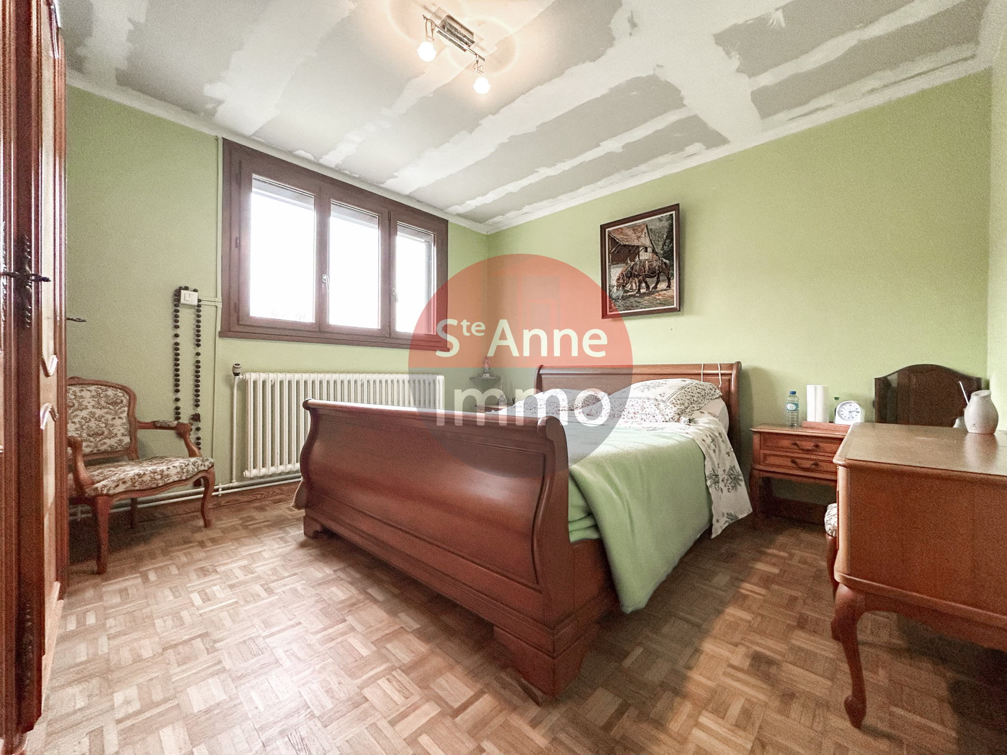 Immo80 – L'immobilier à Amiens et dans la Somme-ROSIERES-EN-SANTERRE – CORPS DE FERME ELEVE SUR SOUS SOL COMPLET – VIVABLE DE PLAIN PIED – 7 CHAMBRES – HANGAR