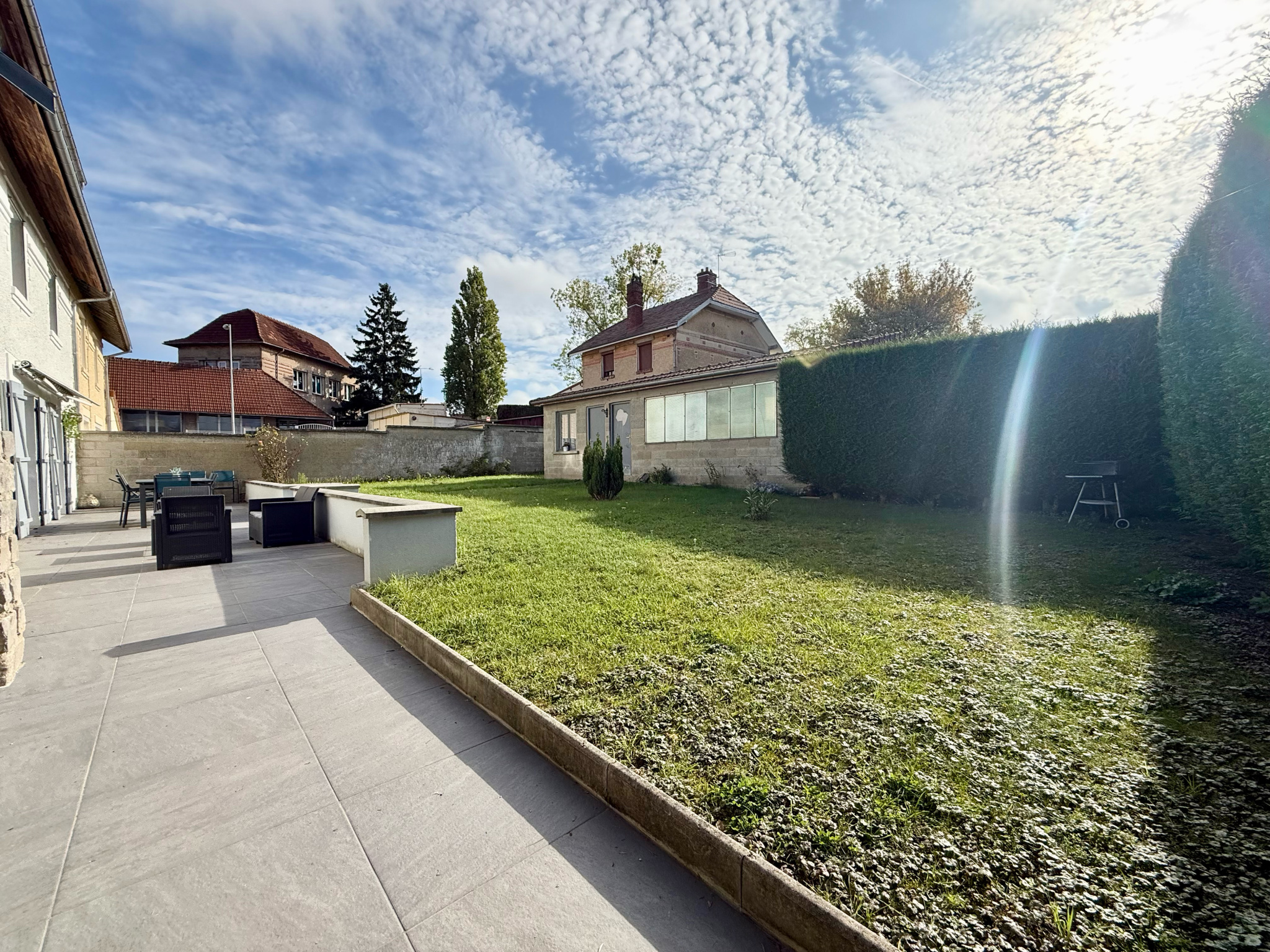 Immo80 – L'immobilier à Amiens et dans la Somme-MONTDIDIER – MAISON SEMI MITOYENNE – 3 CHAMBRES – JARDIN – DEPENDANCE – GARAGE