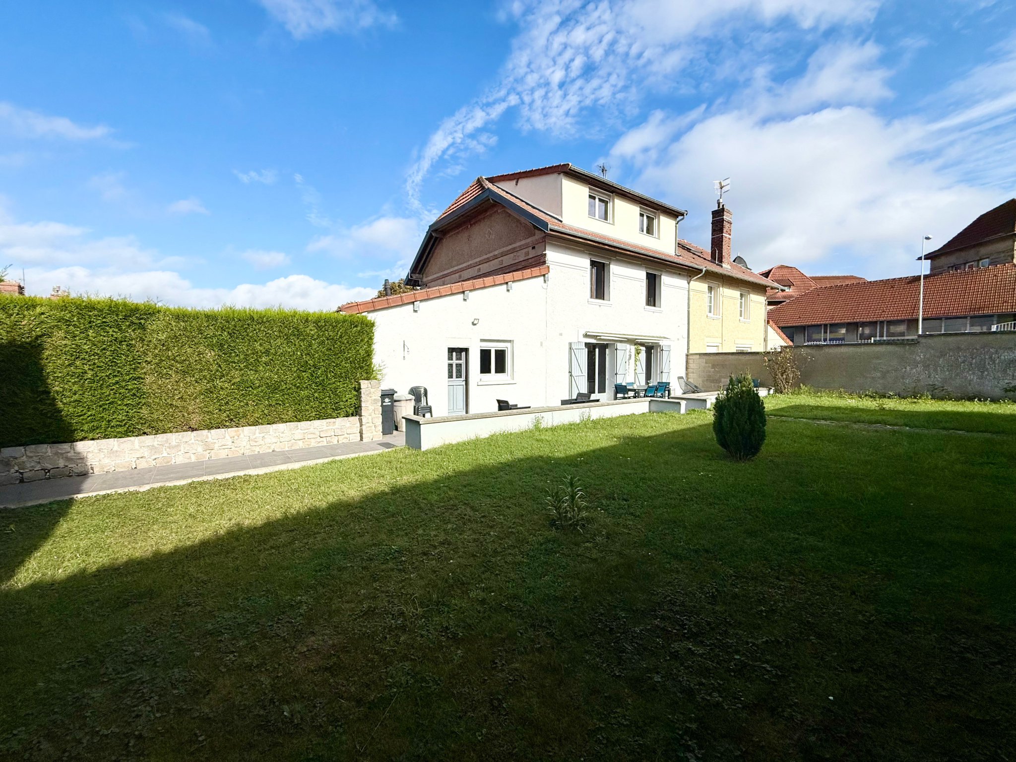 Immo80 – L'immobilier à Amiens et dans la Somme-MONTDIDIER – MAISON SEMI MITOYENNE – 3 CHAMBRES – JARDIN – DEPENDANCE – GARAGE