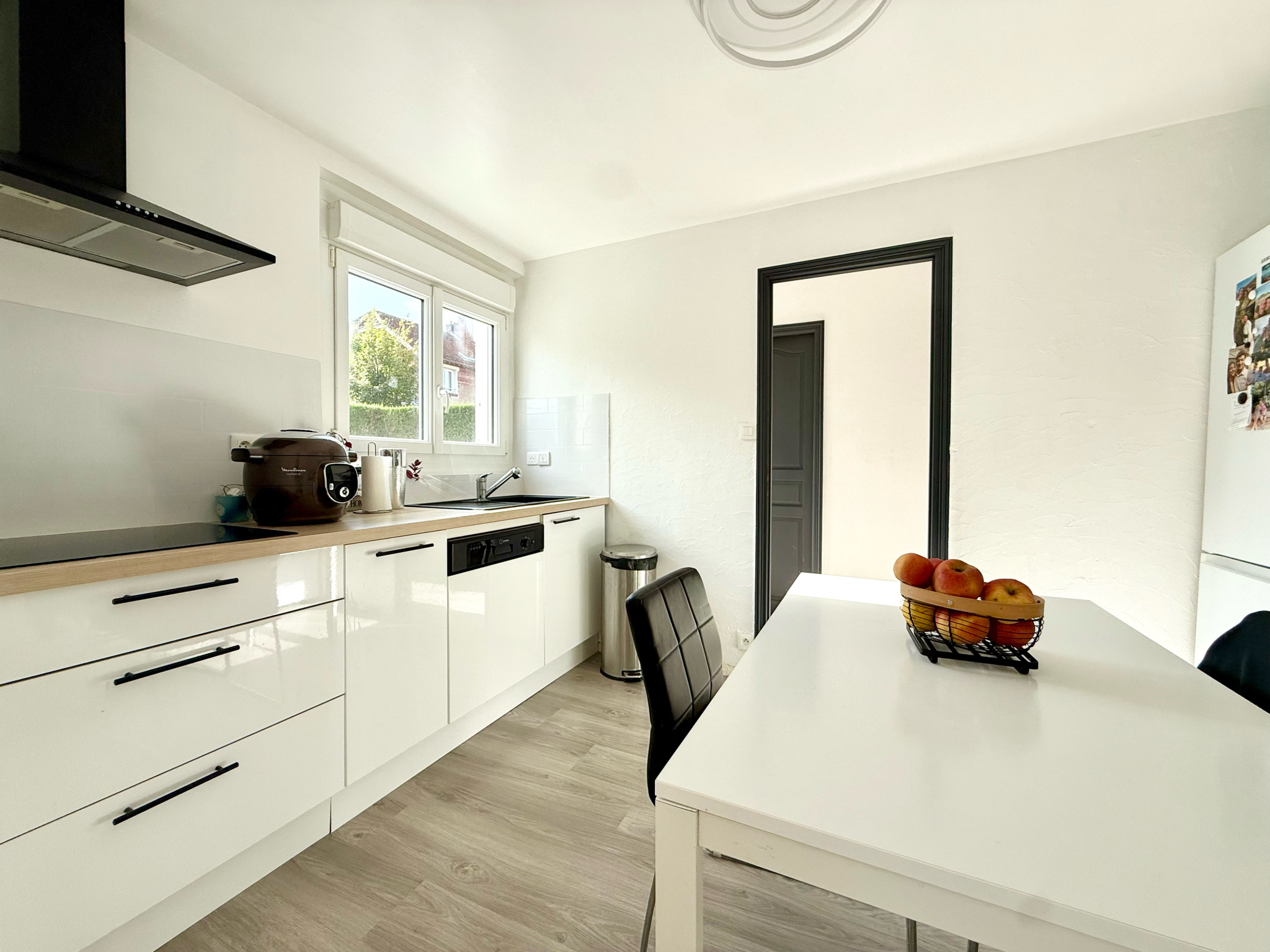 Immo80 – L'immobilier à Amiens et dans la Somme-MONTDIDIER – MAISON SEMI MITOYENNE – 3 CHAMBRES – JARDIN – DEPENDANCE – GARAGE
