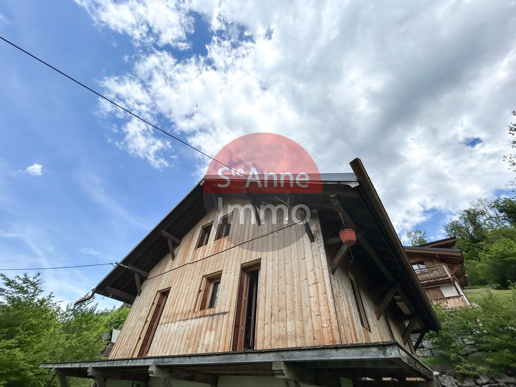 Immo80 – L'immobilier à Amiens et dans la Somme-SAMOENS – CHALET – 4 CHAMBRES – GARAGE – JARDIN – COUR