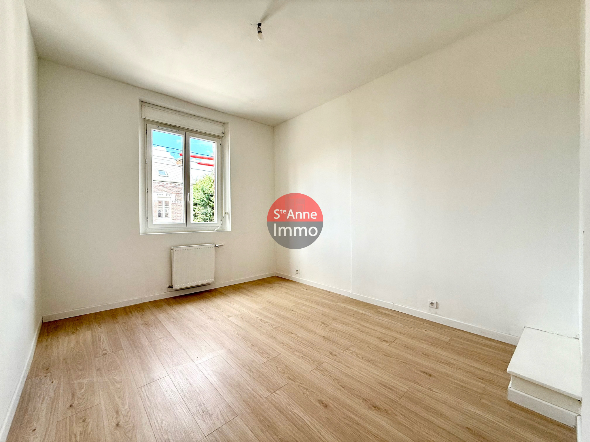 Immo80 – L'immobilier à Amiens et dans la Somme-MEHARICOURT – MAISON – 110m2 – 4 CHAMBRES – AUTONOMIE DE PLAIN PIED – JARDIN – DEPENDANCES