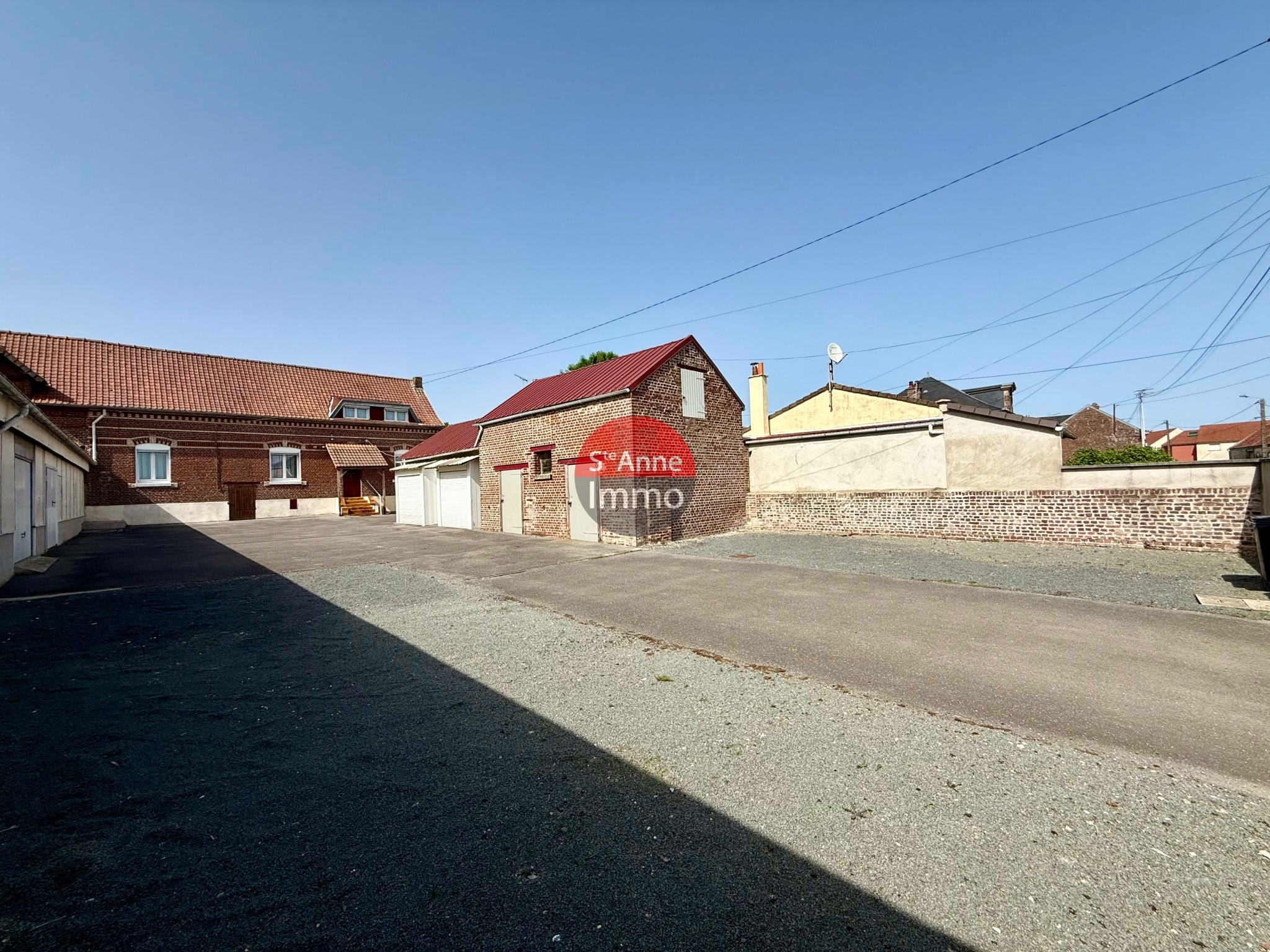 Immo80 – L'immobilier à Amiens et dans la Somme-DAMERY – CORPS DE FERME – 5 CHAMBRES – AUTONOMIE DE PLAIN PIED – DEPENDANCES – GARAGE – JARDIN – COUR – CAVE