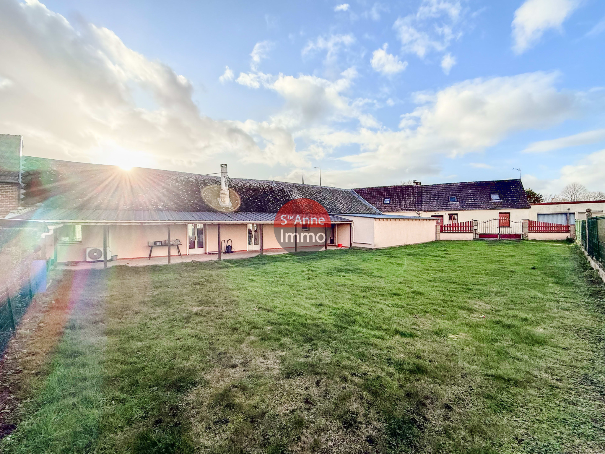 Immo80 – L'immobilier à Amiens et dans la Somme-MAISON SEMI MITOYENNE – PLAIN PIED – 3 CHAMBRES – GARAGE – JARDIN – TERRASSE