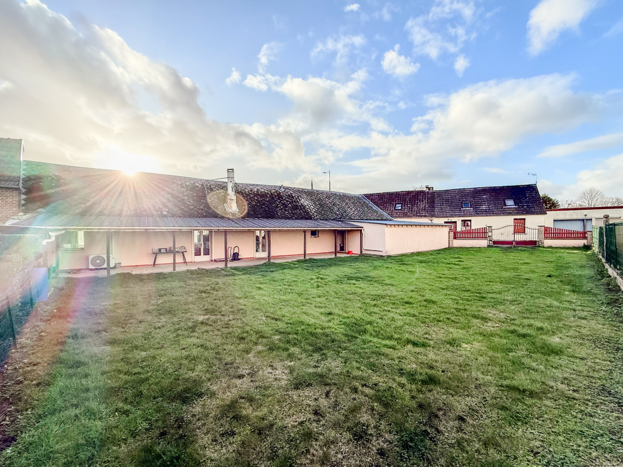 Immo80 – L'immobilier à Amiens et dans la Somme-MAISON SEMI MITOYENNE – PLAIN PIED – 3 CHAMBRES – GARAGE – JARDIN –...