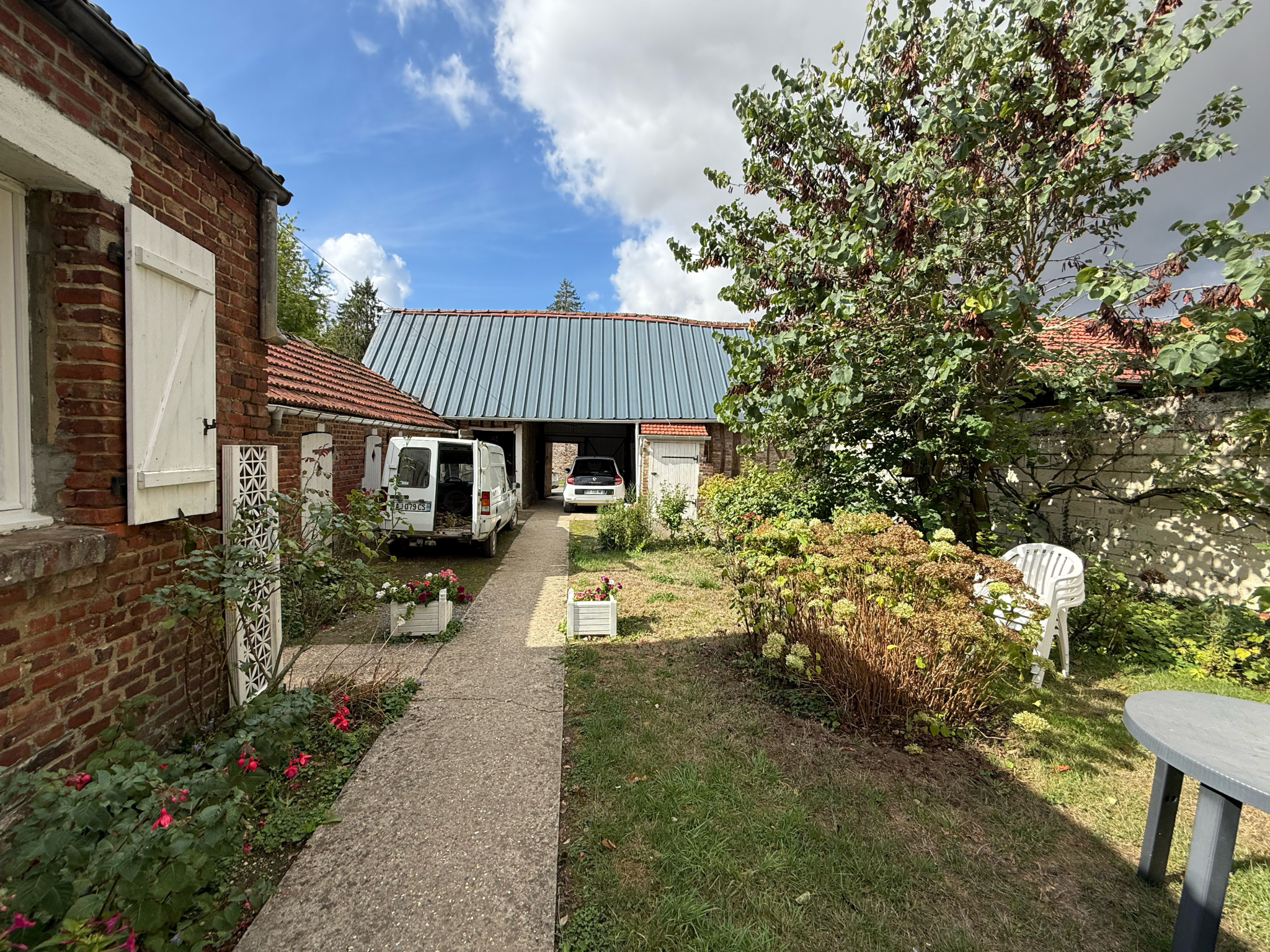 Immo80 – L'immobilier à Amiens et dans la Somme-BECQUIGNY – ANCIEN CORPS DE FERME – MAISON – DEPENDANCES – JARDIN – VIVABLE DE PLAIN PIED