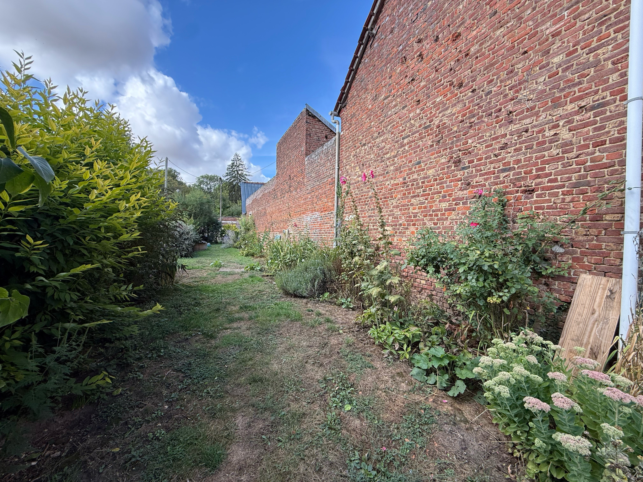 Immo80 – L'immobilier à Amiens et dans la Somme-BECQUIGNY – ANCIEN CORPS DE FERME – MAISON – DEPENDANCES – JARDIN – VIVABLE DE PLAIN PIED