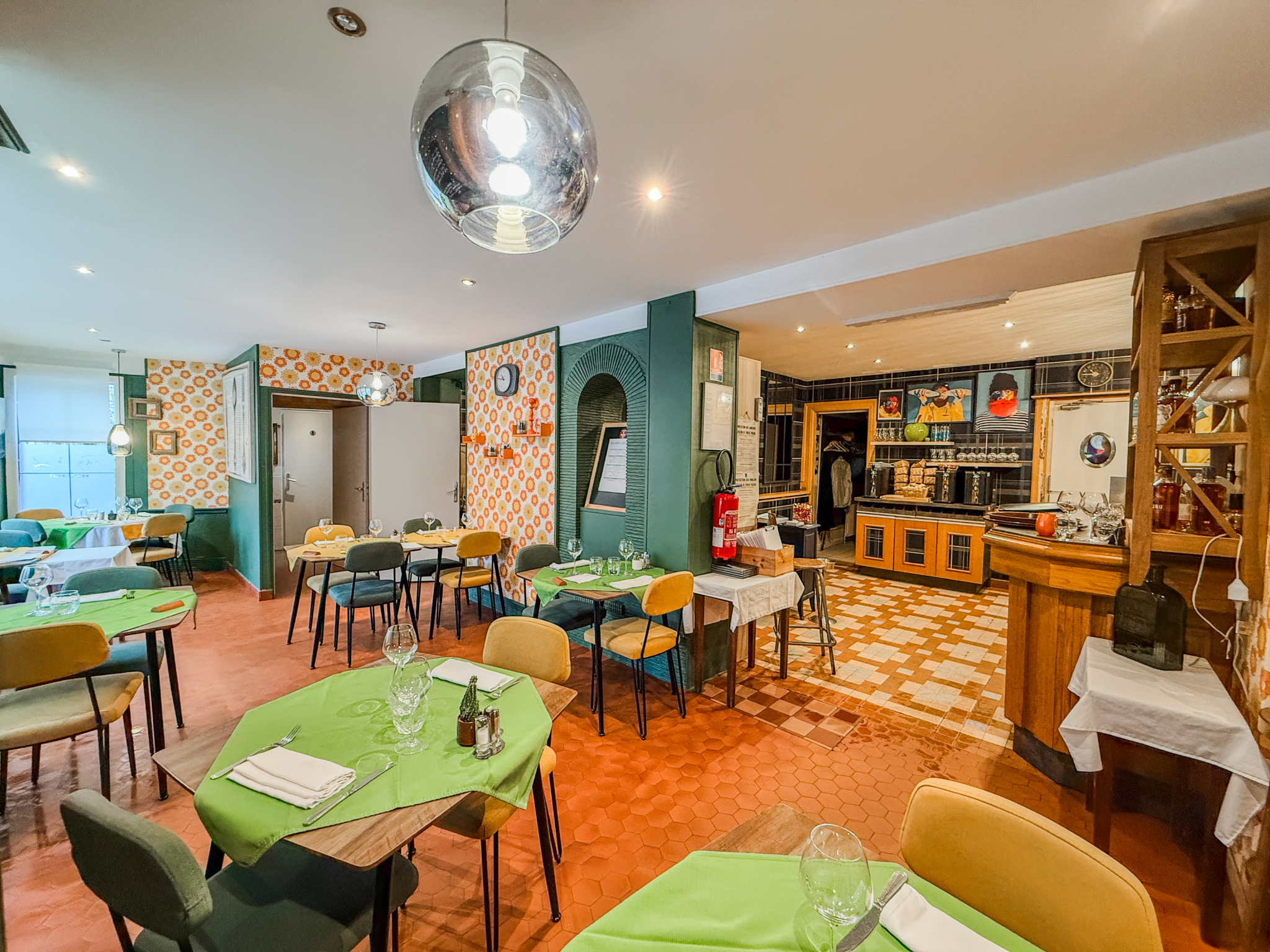 Immo80 – L'immobilier à Amiens et dans la Somme-ROYE – FONDS DE COMMERCE – MURS COMMERCIAUX – SALLE DE RECEPTION – 2 APPARTEMENTS