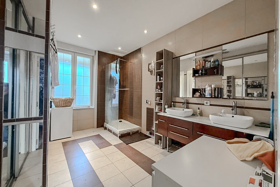 Immo80 – L'immobilier à Amiens et dans la Somme-ROYE – FONDS DE COMMERCE – MURS COMMERCIAUX – SALLE DE RECEPTION – 2 APPARTEMENTS