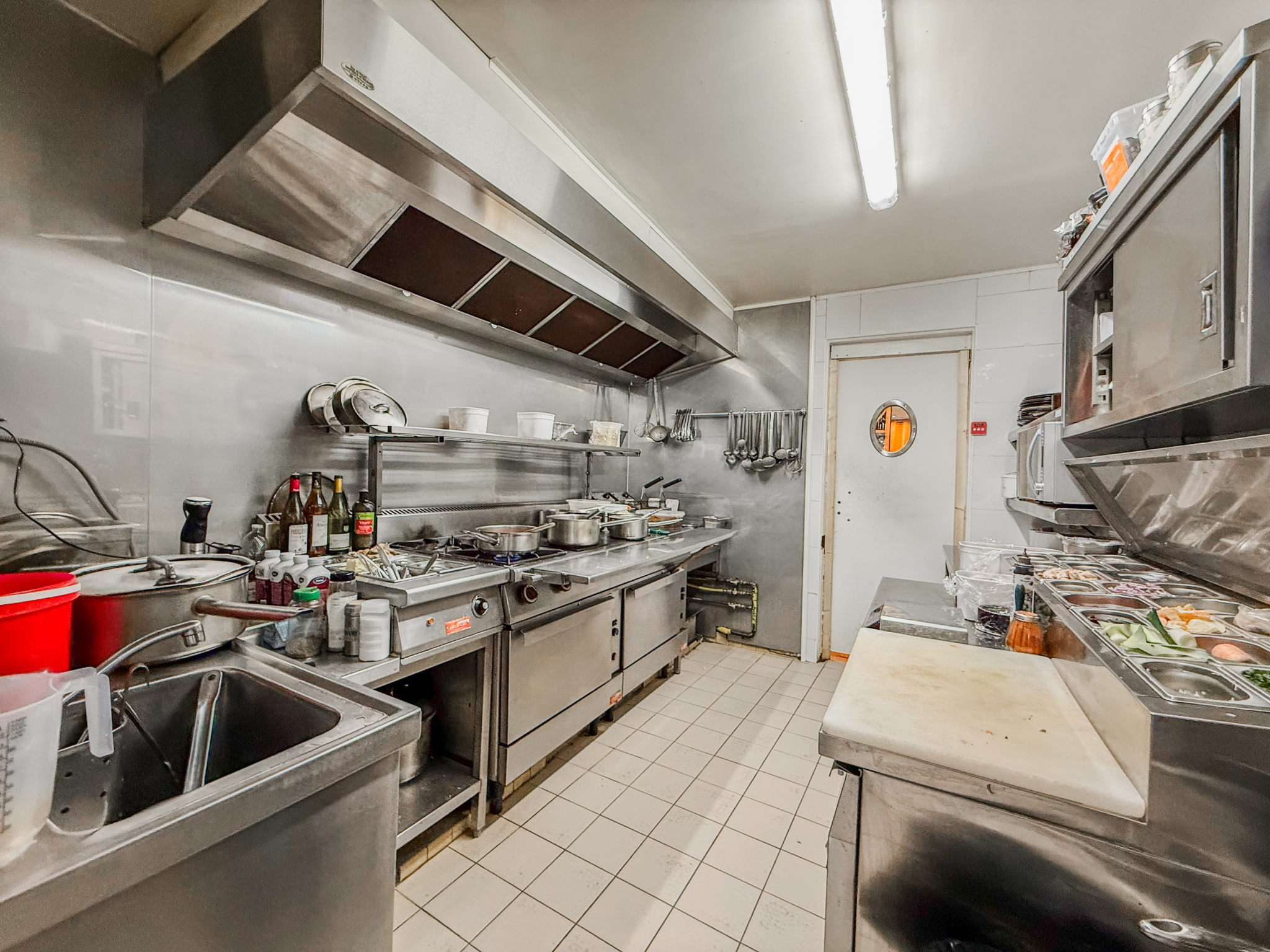 Immo80 – L'immobilier à Amiens et dans la Somme-ROYE – FONDS DE COMMERCE – MURS COMMERCIAUX – SALLE DE RECEPTION – 2 APPARTEMENTS