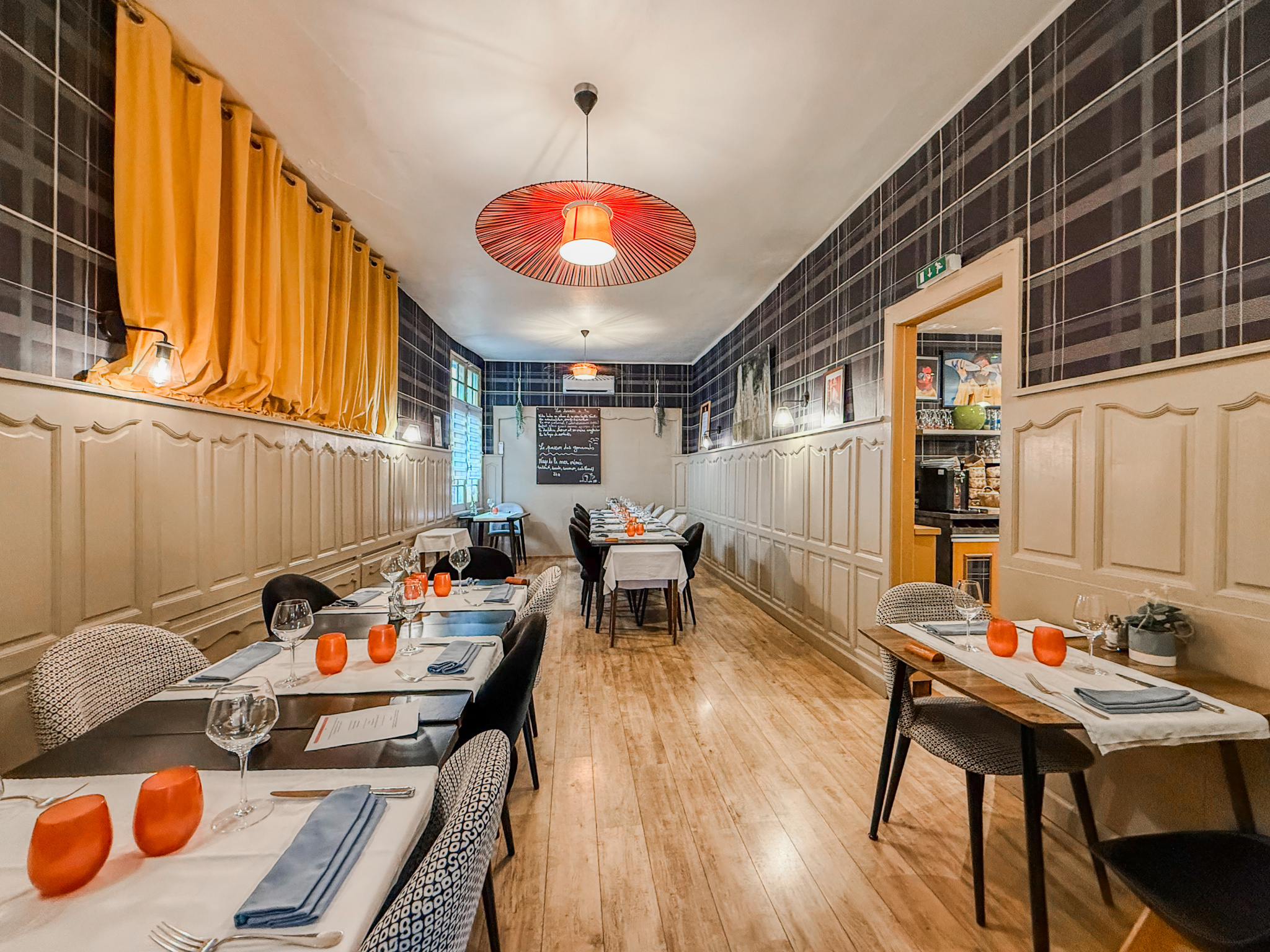 Immo80 – L'immobilier à Amiens et dans la Somme-ROYE – FONDS DE COMMERCE – MURS COMMERCIAUX – SALLE DE RECEPTION – 2 APPARTEMENTS