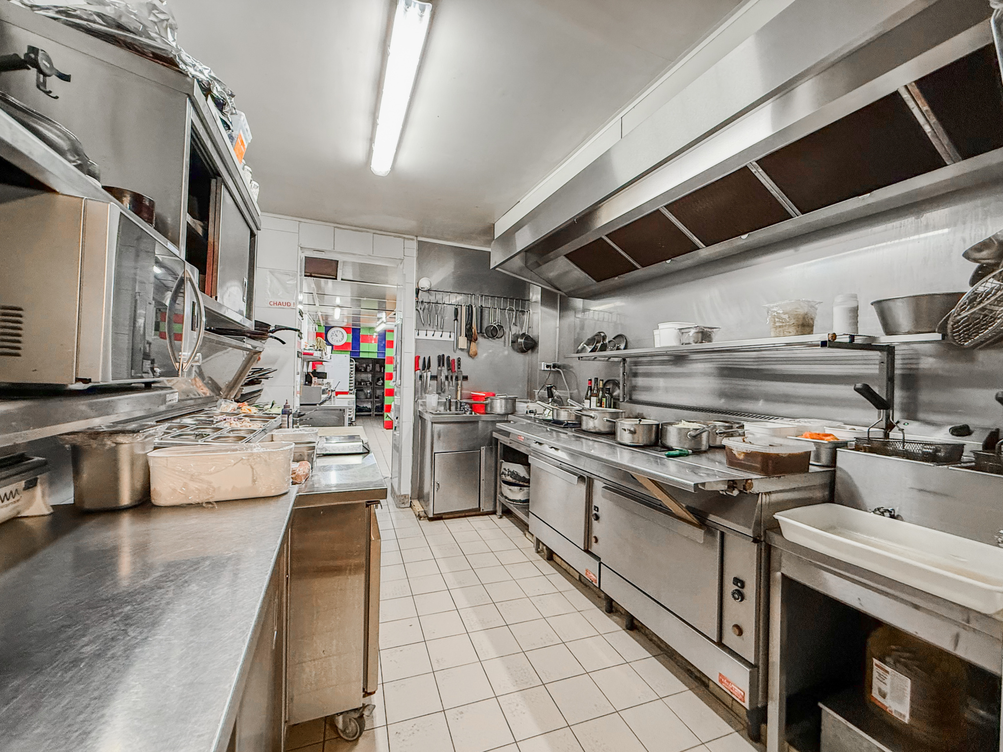 Immo80 – L'immobilier à Amiens et dans la Somme-ROYE – FONDS DE COMMERCE – MURS COMMERCIAUX – SALLE DE RECEPTION – 2 APPARTEMENTS