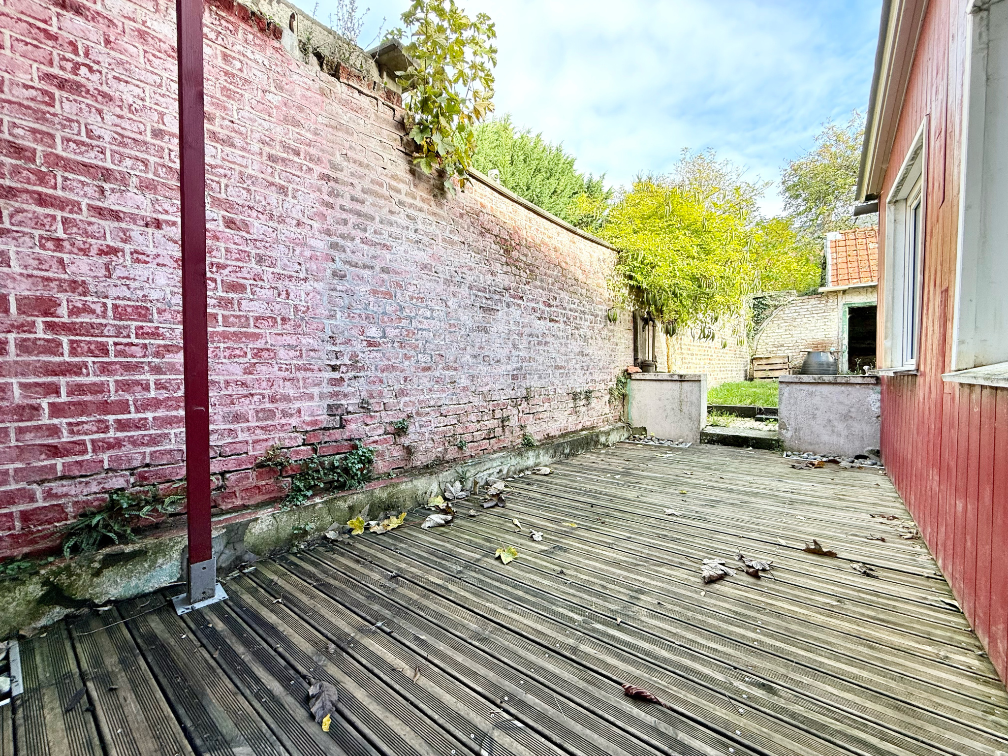 Immo80 – L'immobilier à Amiens et dans la Somme-BOVES – MAISON MITOYENNE – 3 CHAMBRES – JARDIN – TERRASSE – CAVE – DEPENDANCE