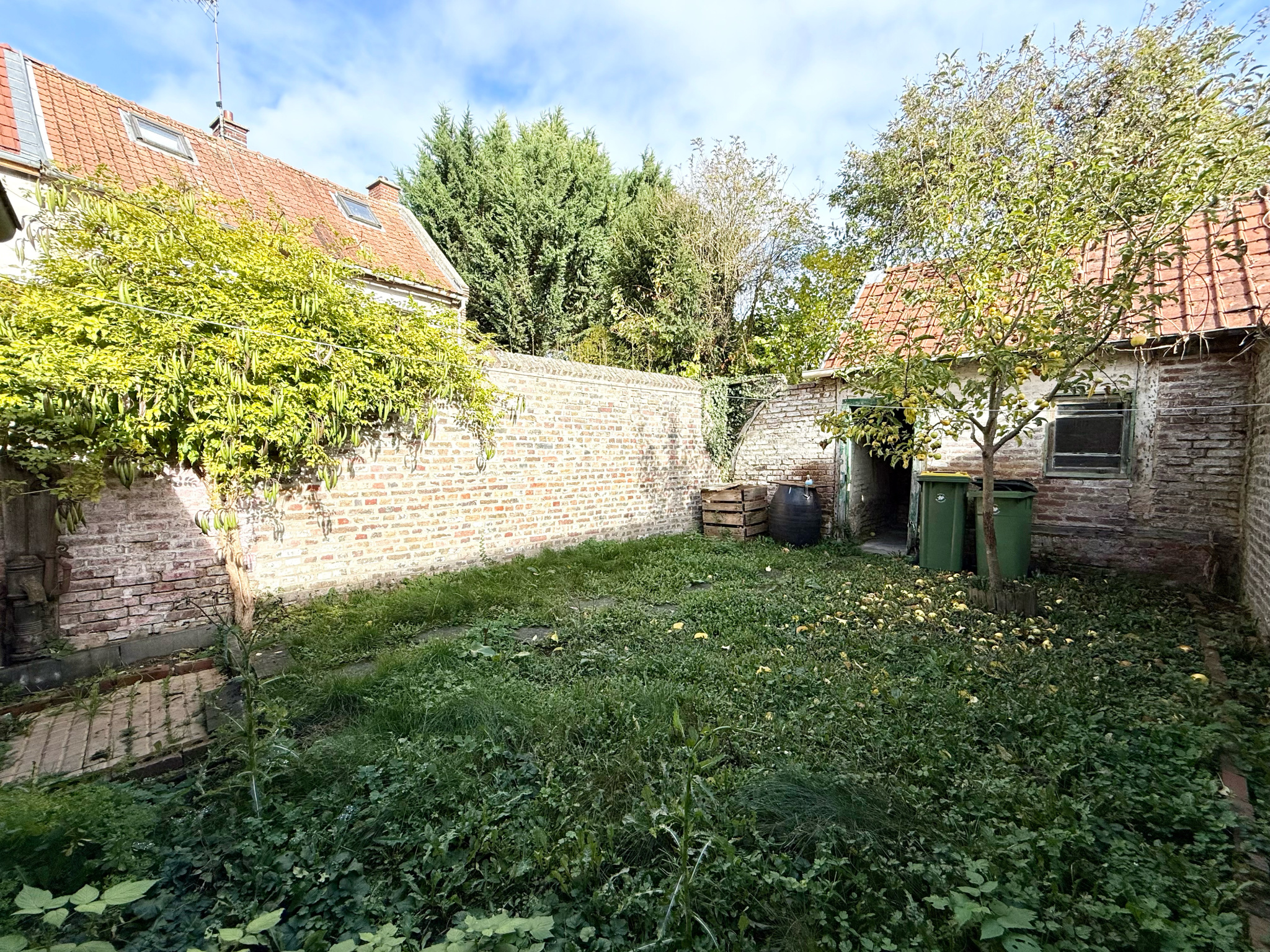 Immo80 – L'immobilier à Amiens et dans la Somme-BOVES – MAISON MITOYENNE – 3 CHAMBRES – JARDIN – TERRASSE – CAVE – DEPENDANCE