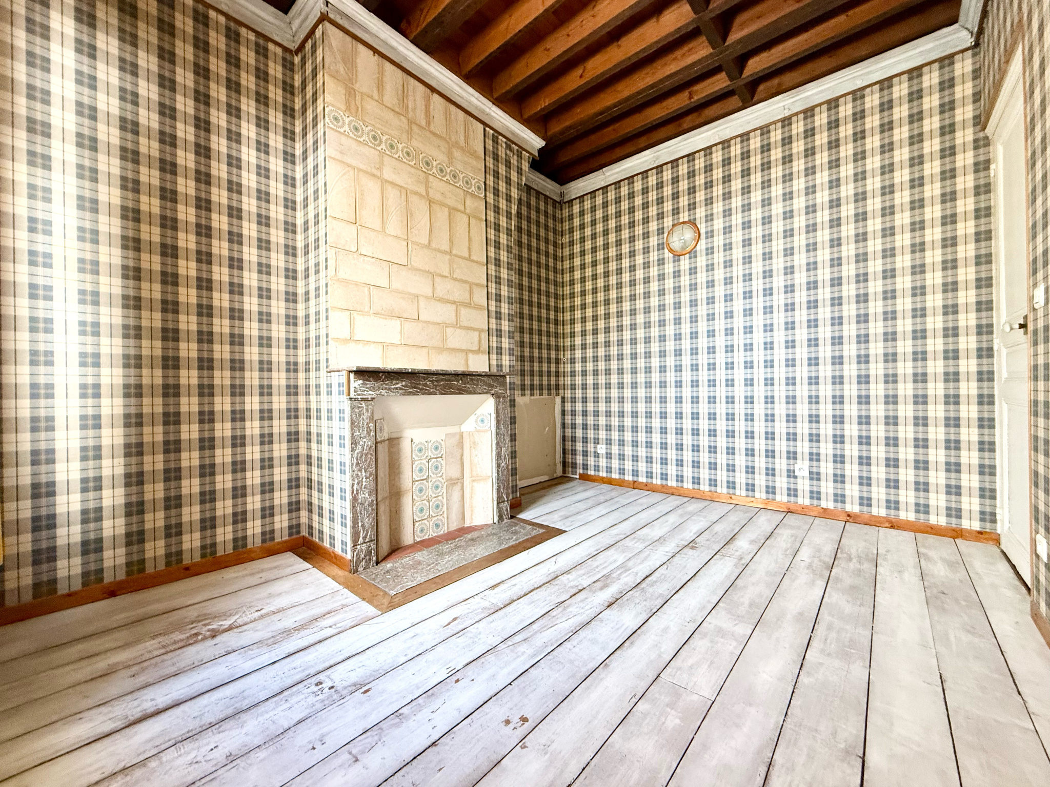 Immo80 – L'immobilier à Amiens et dans la Somme-BOVES – MAISON MITOYENNE – 3 CHAMBRES – JARDIN – TERRASSE – CAVE – DEPENDANCE