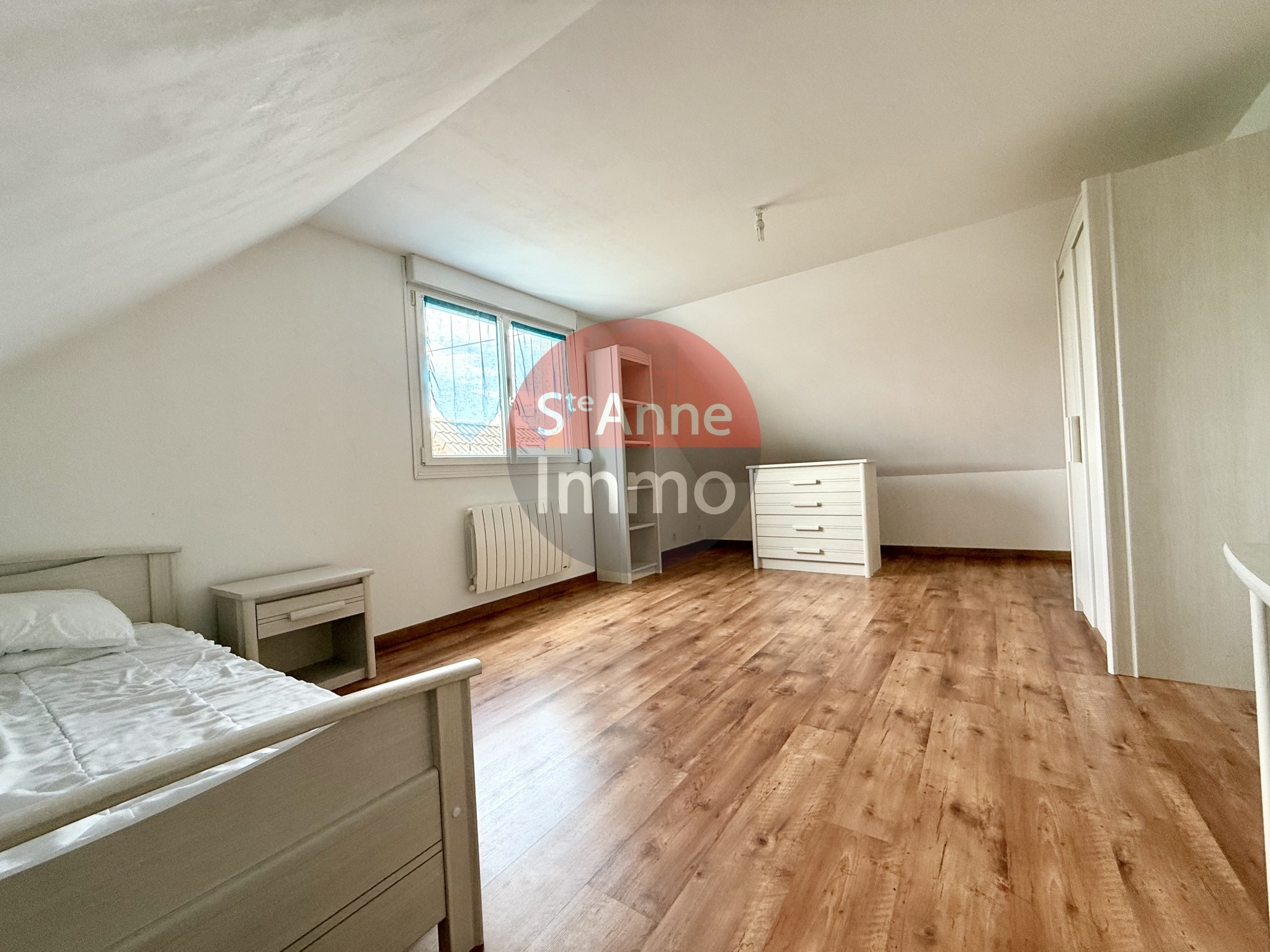 Immo80 – L'immobilier à Amiens et dans la Somme-ROSIERES-EN-SANTERRE – MAISON INDIVIDUELLE – AUTONOMIE DE PLAIN PIED – 4 CHAMBRES – HANGAR – GARAGES – JARDIN