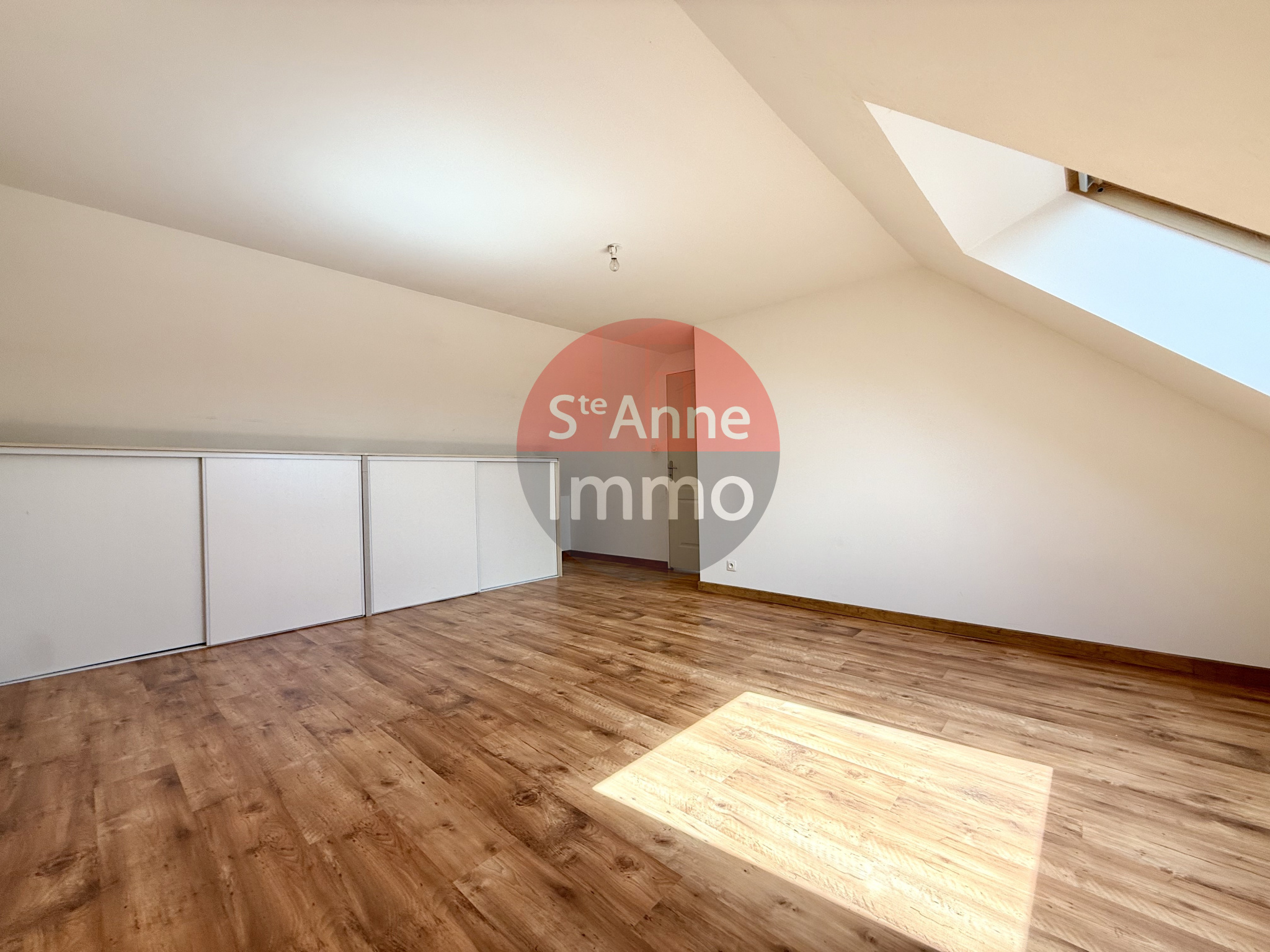 Immo80 – L'immobilier à Amiens et dans la Somme-ROSIERES-EN-SANTERRE – MAISON INDIVIDUELLE – AUTONOMIE DE PLAIN PIED – 4 CHAMBRES – HANGAR – GARAGES – JARDIN