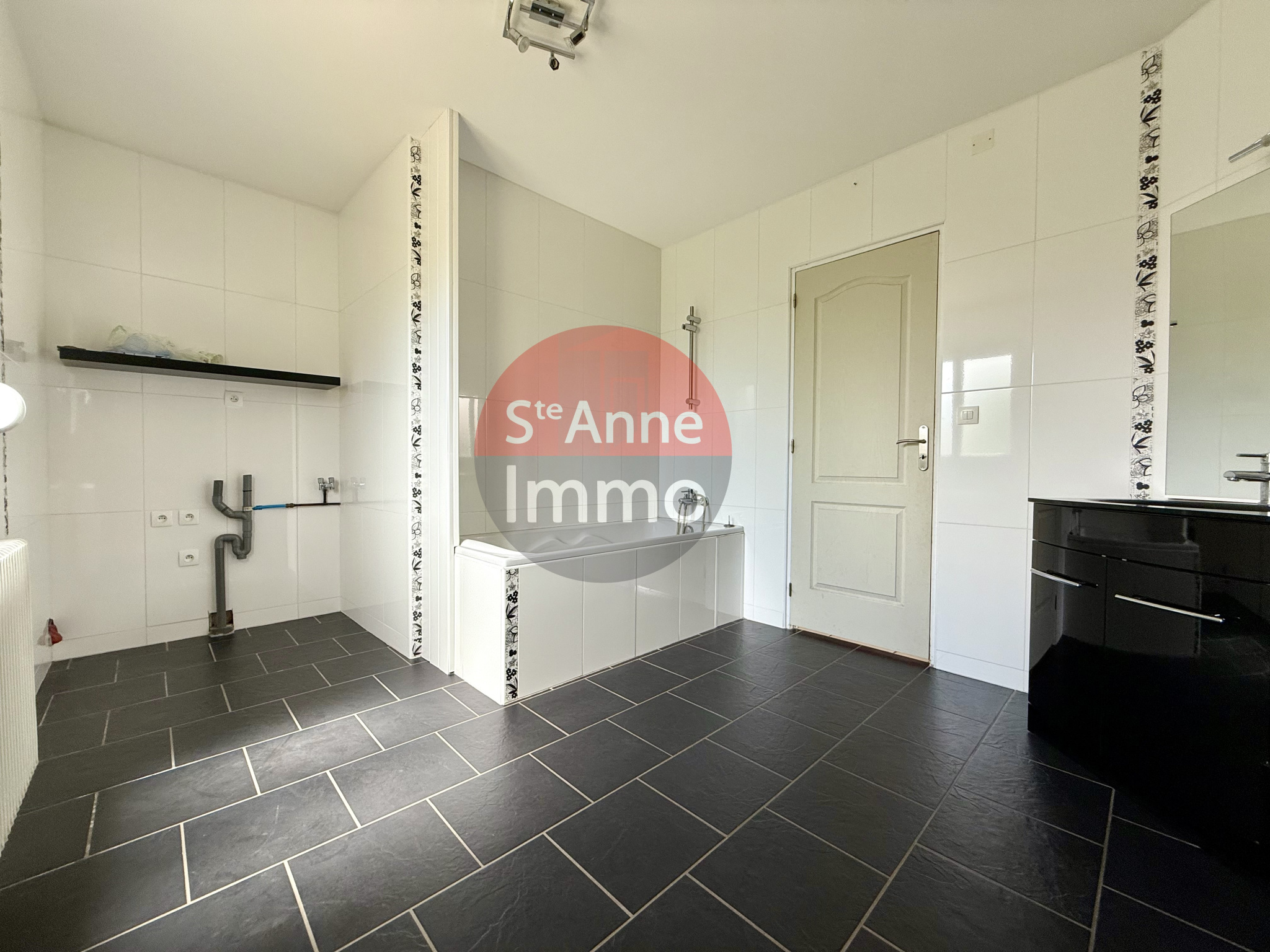 Immo80 – L'immobilier à Amiens et dans la Somme-ROSIERES-EN-SANTERRE – MAISON INDIVIDUELLE – AUTONOMIE DE PLAIN PIED – 4 CHAMBRES – HANGAR – GARAGES – JARDIN
