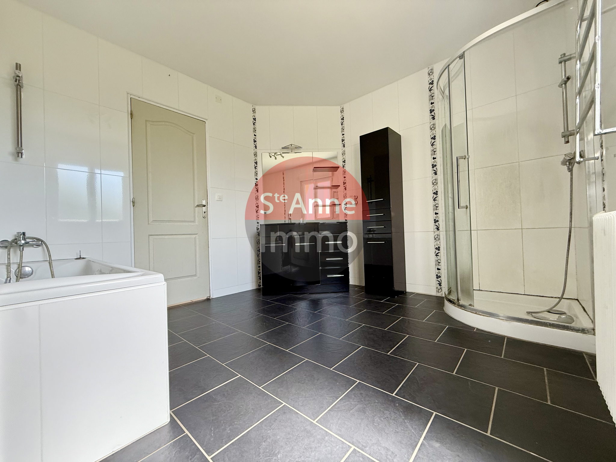 Immo80 – L'immobilier à Amiens et dans la Somme-ROSIERES-EN-SANTERRE – MAISON INDIVIDUELLE – AUTONOMIE DE PLAIN PIED – 4 CHAMBRES – HANGAR – GARAGES – JARDIN