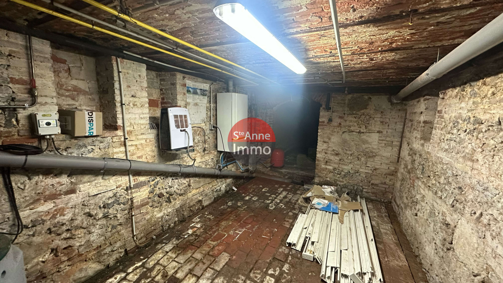 Immo80 – L'immobilier à Amiens et dans la Somme-GRANDVILLIERS – IMMEUBLE DE RAPPORT – 3 APPARTEMENTS – 2 BUREAUX – COUR – CAVE