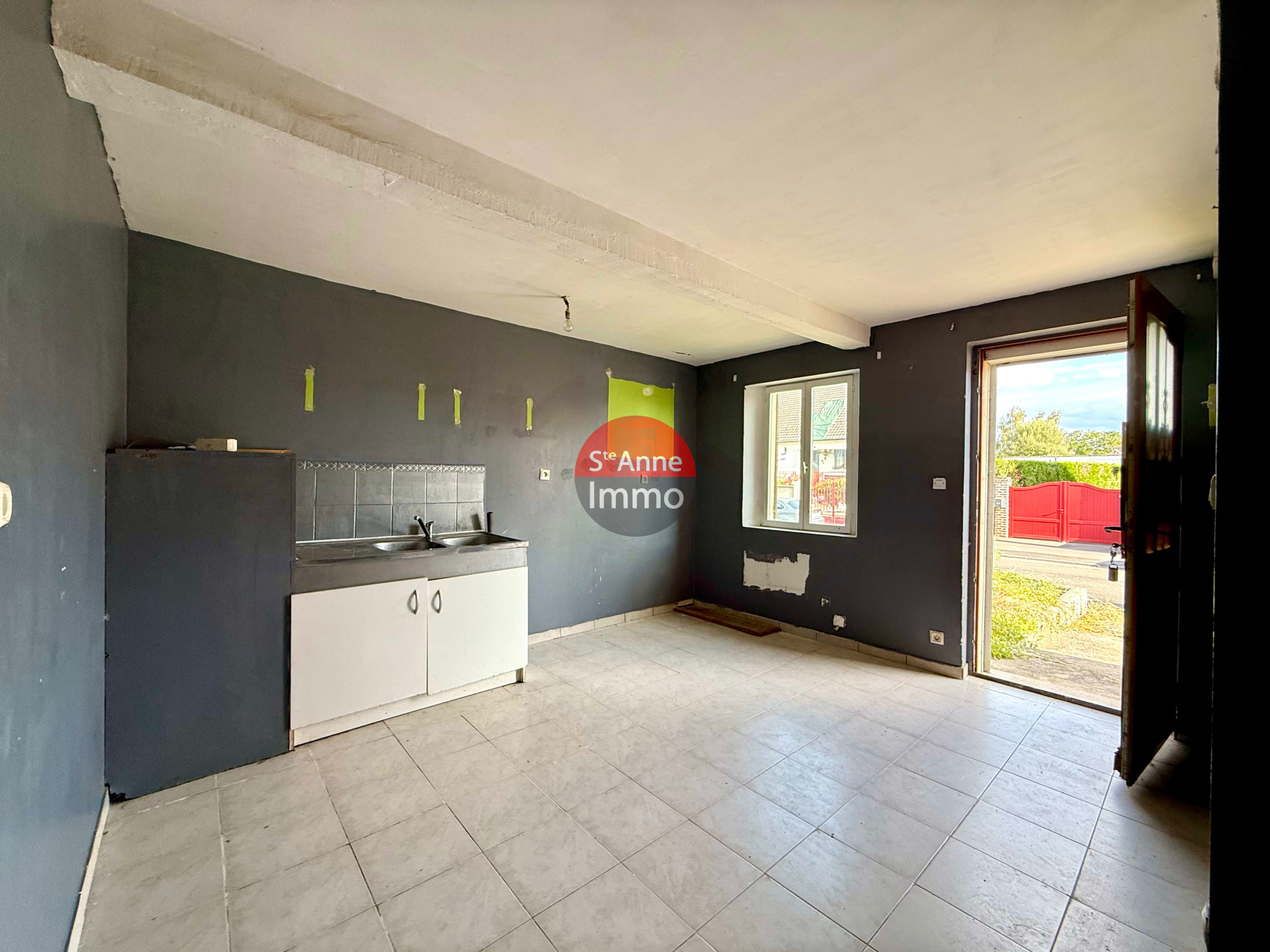 Immo80 – L'immobilier à Amiens et dans la Somme-ERCHEU – MAISON INDIVIDUELLE – 3 CHAMBRES – COUR – JARDIN – TRAVAUX
