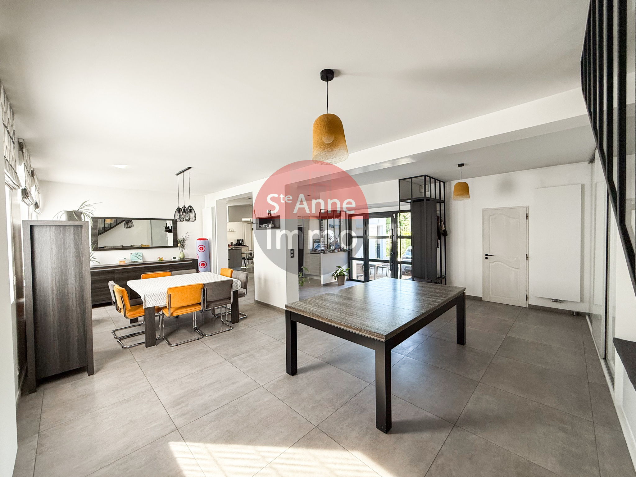 Immo80 – L'immobilier à Amiens et dans la Somme-ROYE – MAISON INDIVIDUELLE – 3 CHAMBRES – 1 BUREAU – CAVE – GARAGES – TERRASSE – JARDIN