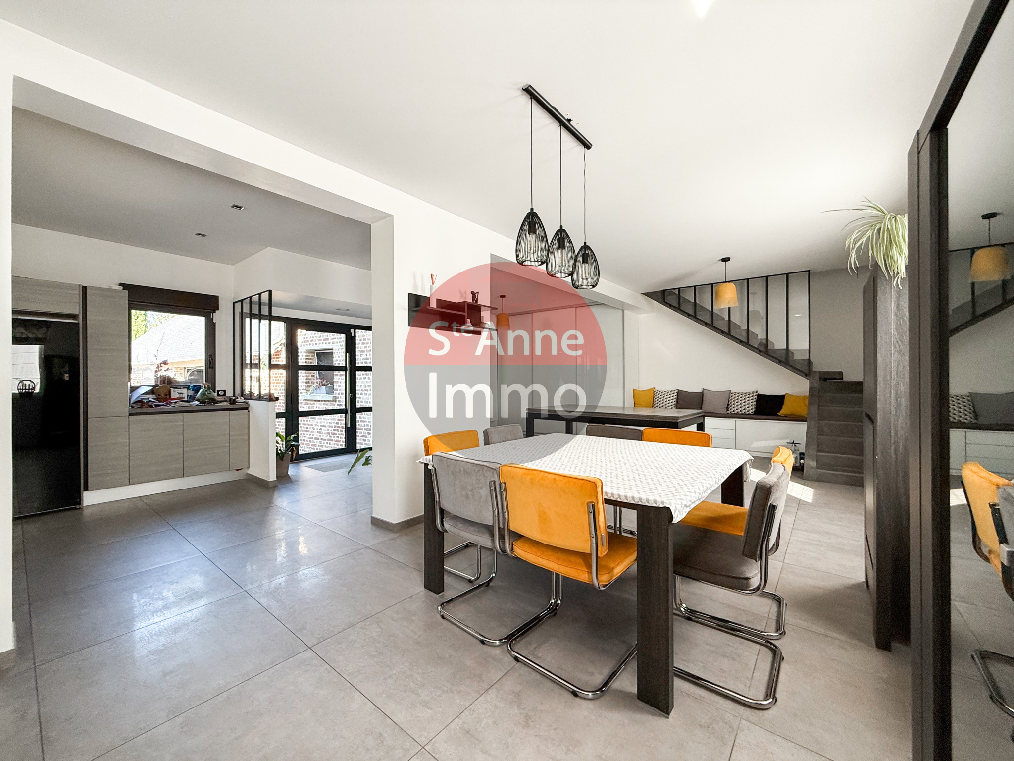 Immo80 – L'immobilier à Amiens et dans la Somme-ROYE – MAISON INDIVIDUELLE – 3 CHAMBRES – 1 BUREAU – CAVE – GARAGES – TERRASSE – JARDIN