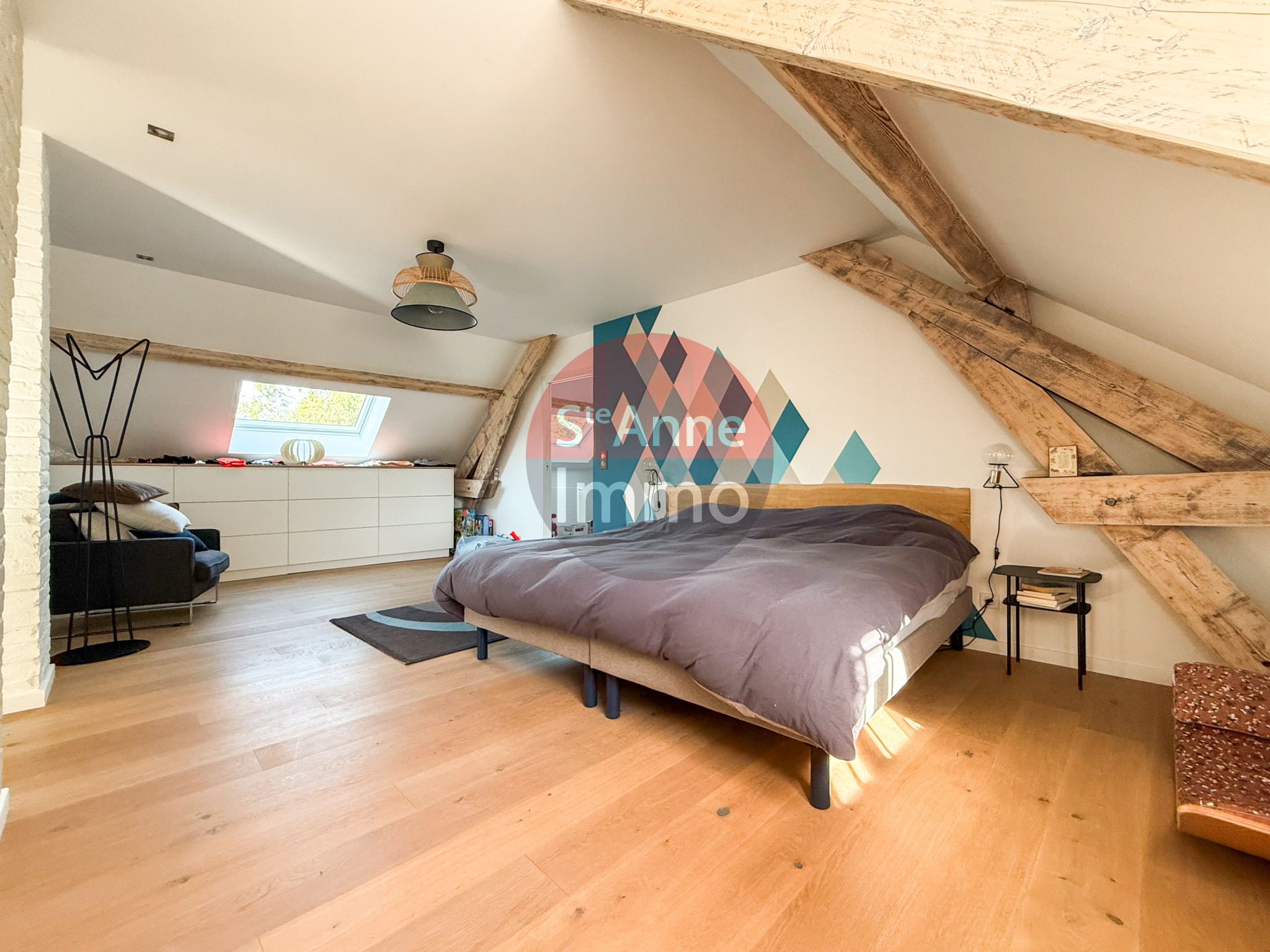 Immo80 – L'immobilier à Amiens et dans la Somme-ROYE – MAISON INDIVIDUELLE – 3 CHAMBRES – 1 BUREAU – CAVE – GARAGES – TERRASSE – JARDIN