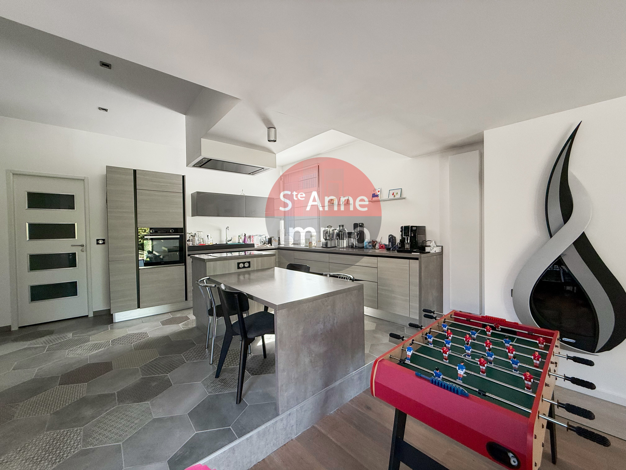Immo80 – L'immobilier à Amiens et dans la Somme-ROYE – MAISON INDIVIDUELLE – 3 CHAMBRES – 1 BUREAU – CAVE – GARAGES – TERRASSE – JARDIN