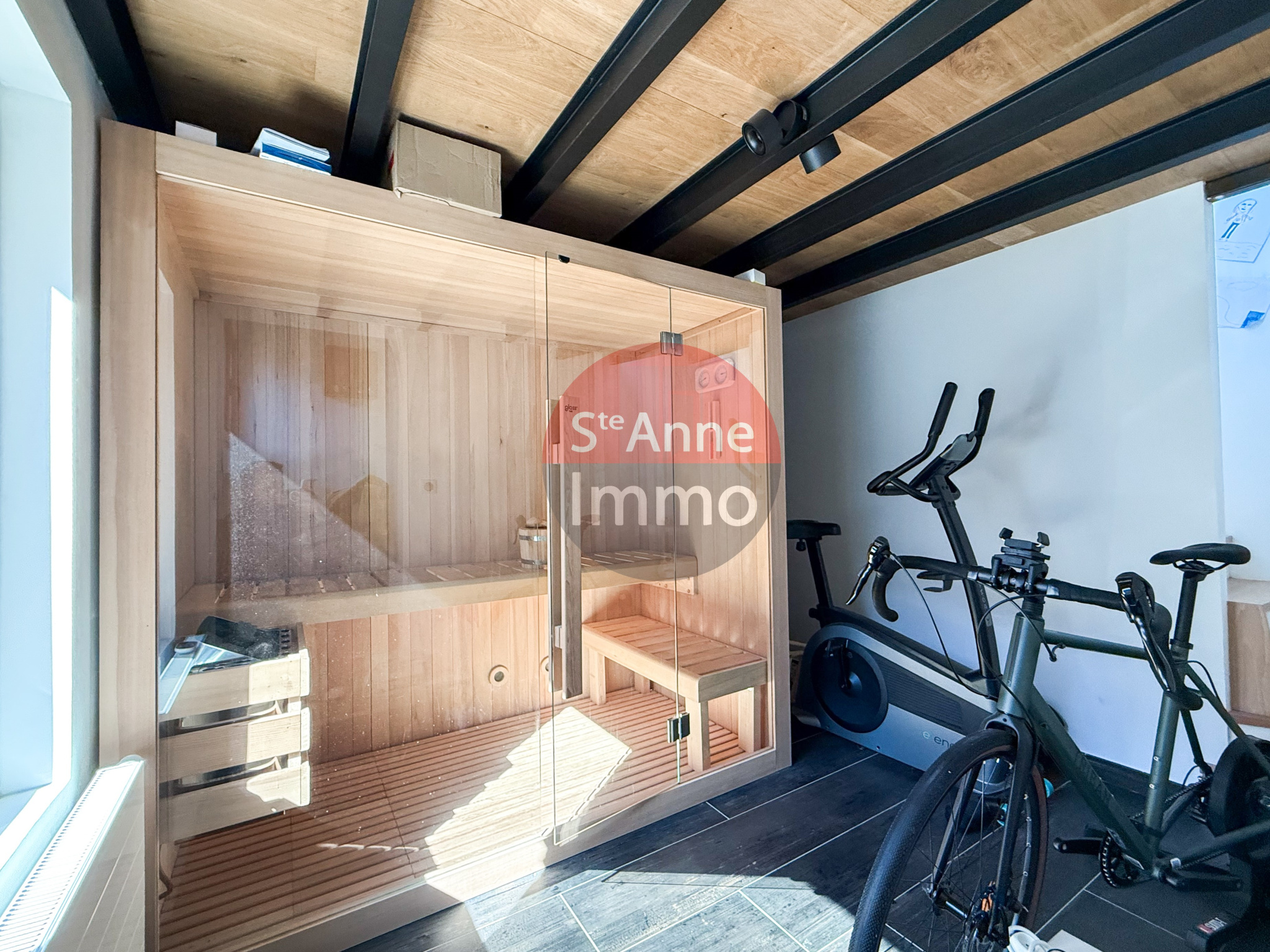 Immo80 – L'immobilier à Amiens et dans la Somme-ROYE – MAISON INDIVIDUELLE – 3 CHAMBRES – 1 BUREAU – CAVE – GARAGES – TERRASSE – JARDIN