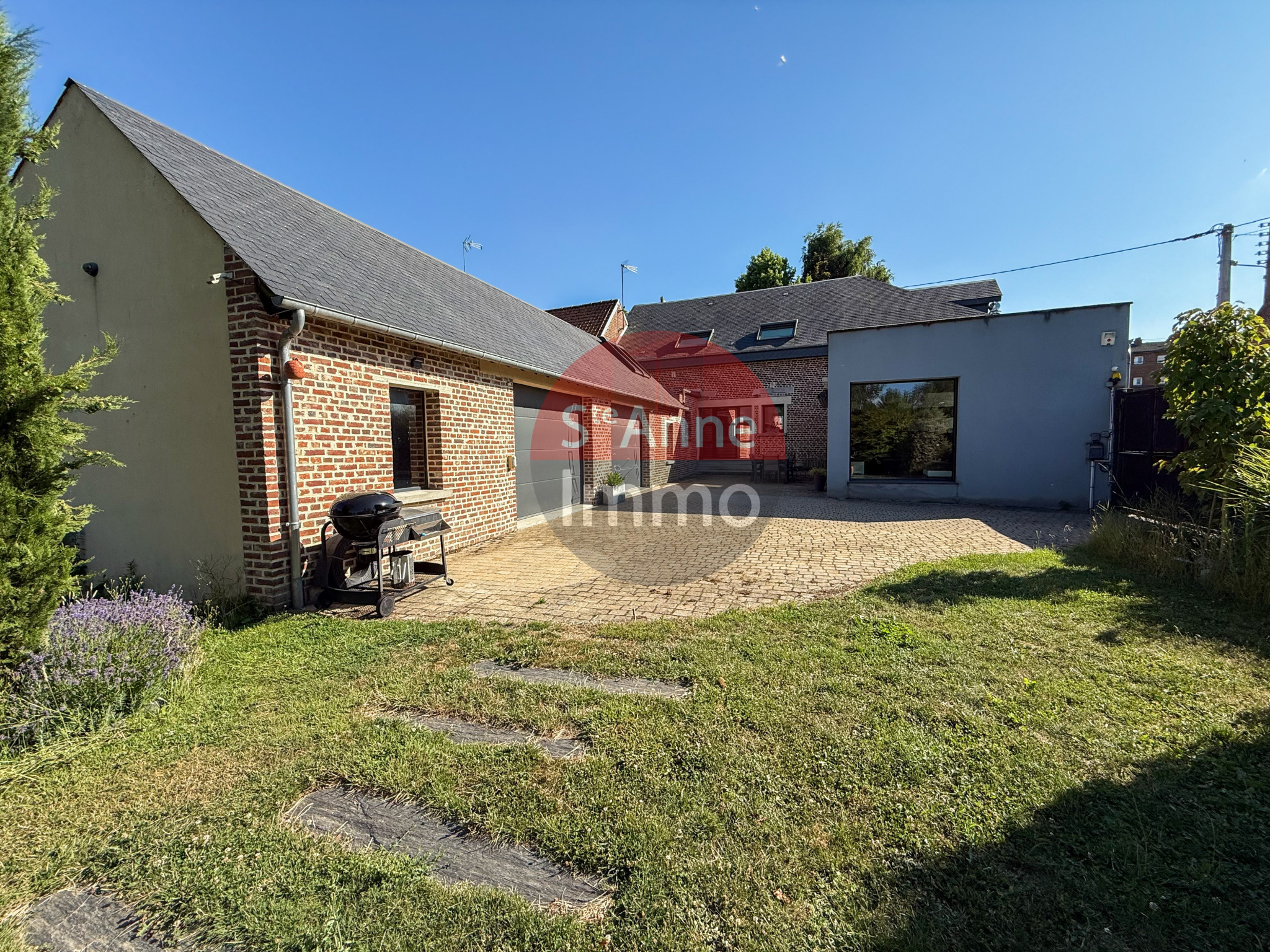 Immo80 – L'immobilier à Amiens et dans la Somme-ROYE – MAISON INDIVIDUELLE – 3 CHAMBRES – 1 BUREAU – CAVE – GARAGES...