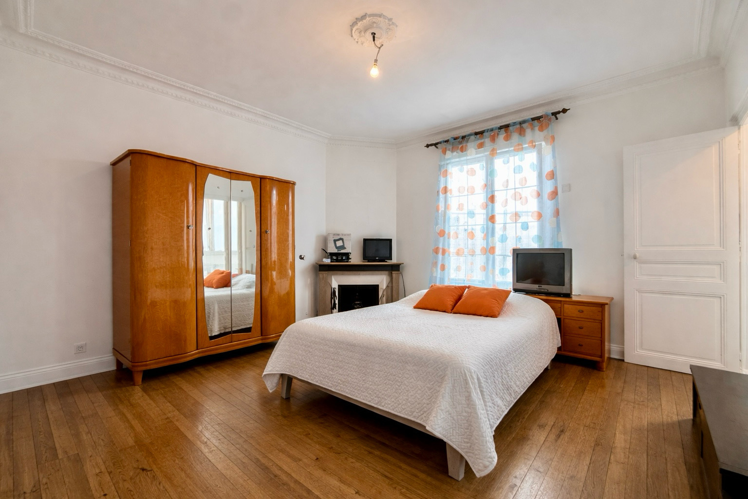 Immo80 – L'immobilier à Amiens et dans la Somme-MOREUIL – MAISON MITOYENNE – 6 CHAMBRES – JARDIN – GARAGE – DEPENDANCE –  AUCUN TRAVAUX