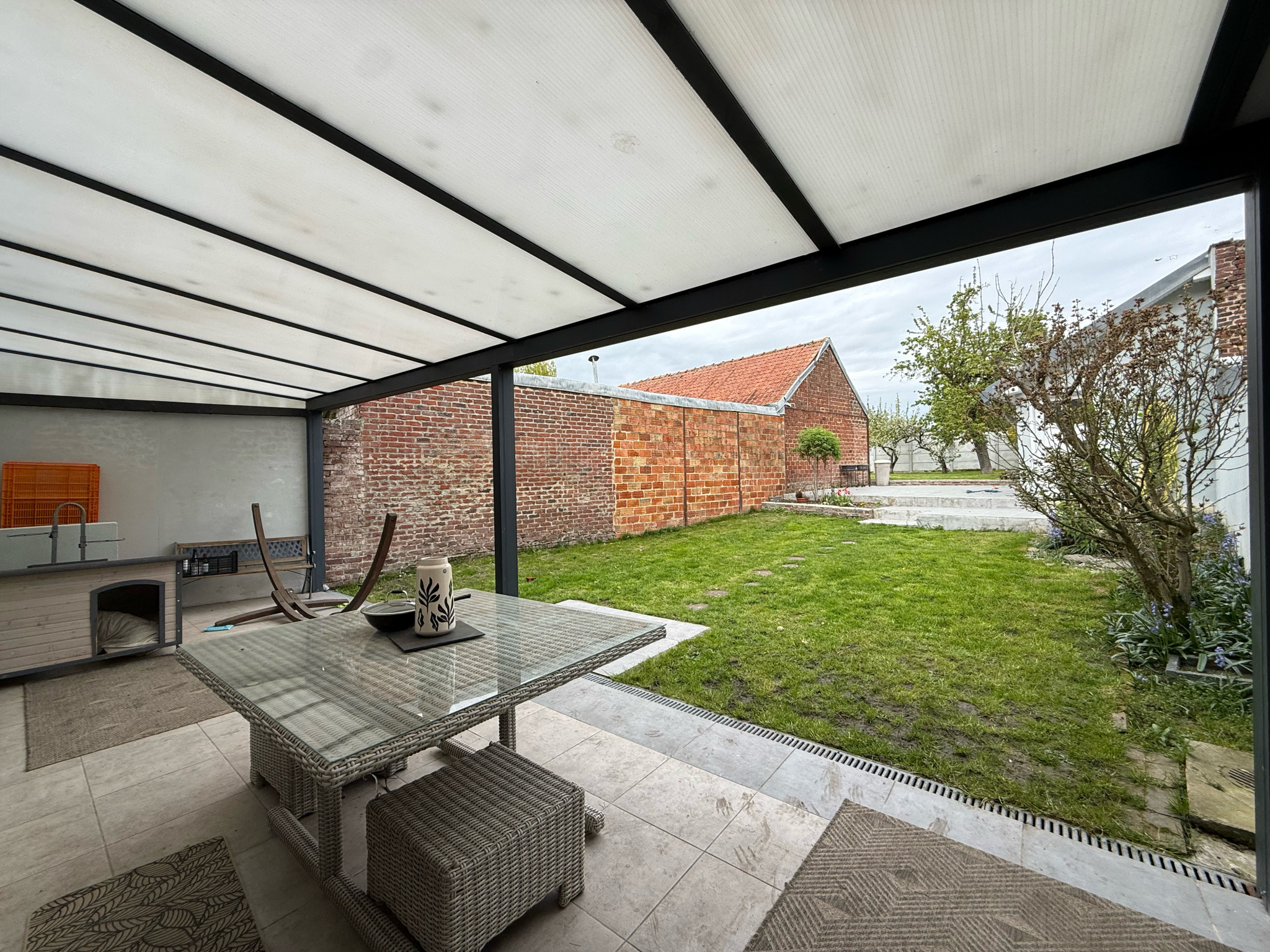 Immo80 – L'immobilier à Amiens et dans la Somme-MOREUIL – MAISON MITOYENNE – 6 CHAMBRES – JARDIN – GARAGE –...