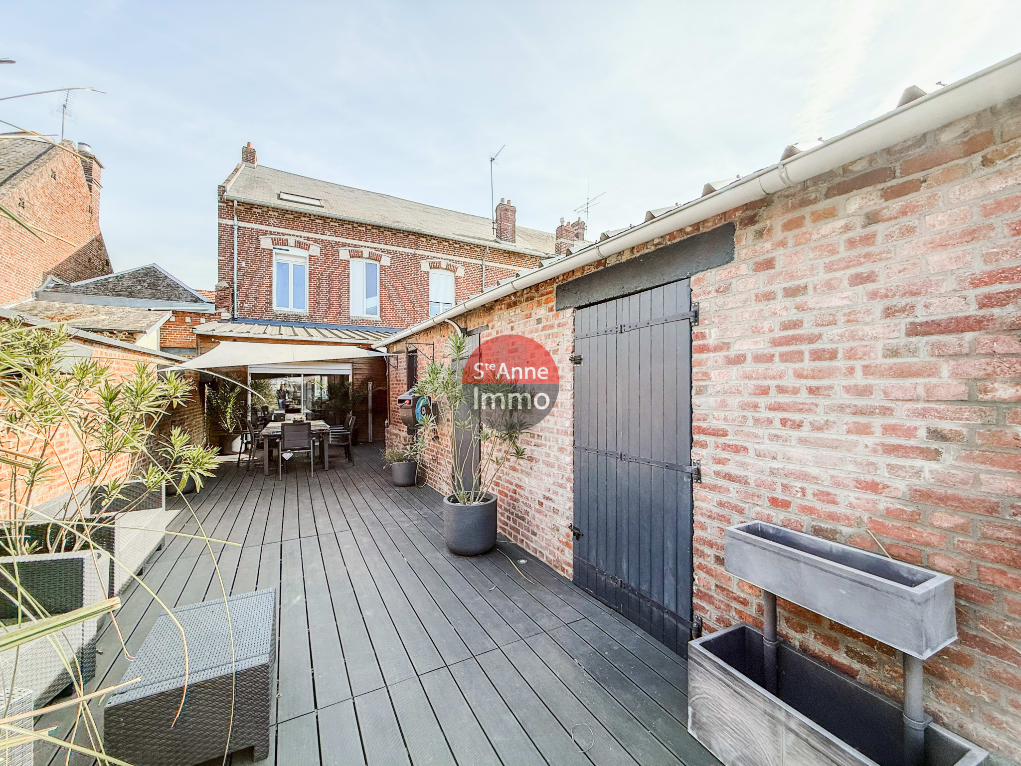 Immo80 – L'immobilier à Amiens et dans la Somme-ROYE – CENTRE VILLE – MAISON MITOYENNE – 5 CHAMBRES – JARDIN – CAVE...