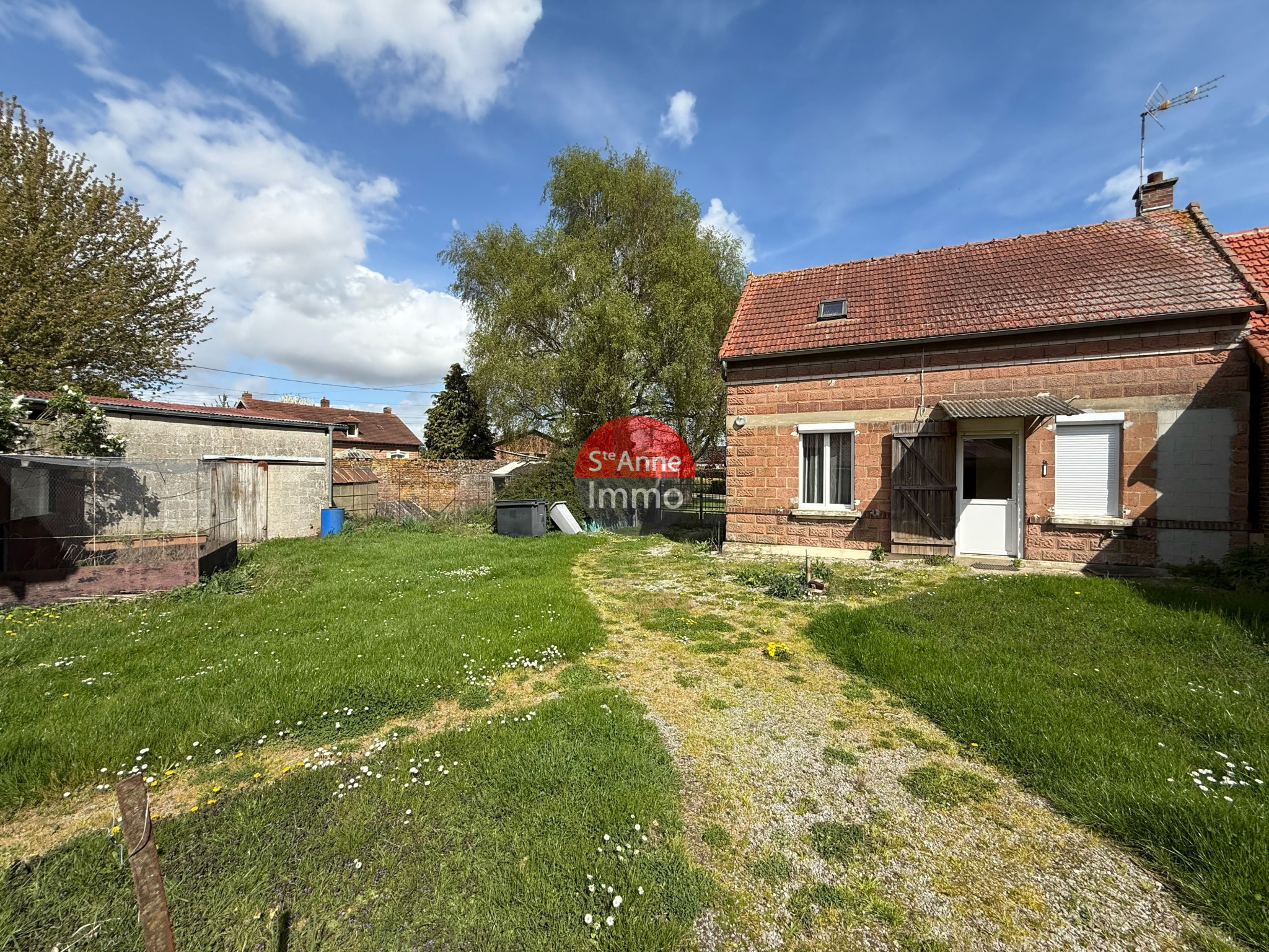 Immo80 – L'immobilier à Amiens et dans la Somme-HANGEST-EN-SANTERRE – MAISON INDIVIDUELLE – 2 CHAMBRES – HANGAR 120m2 – JARDIN