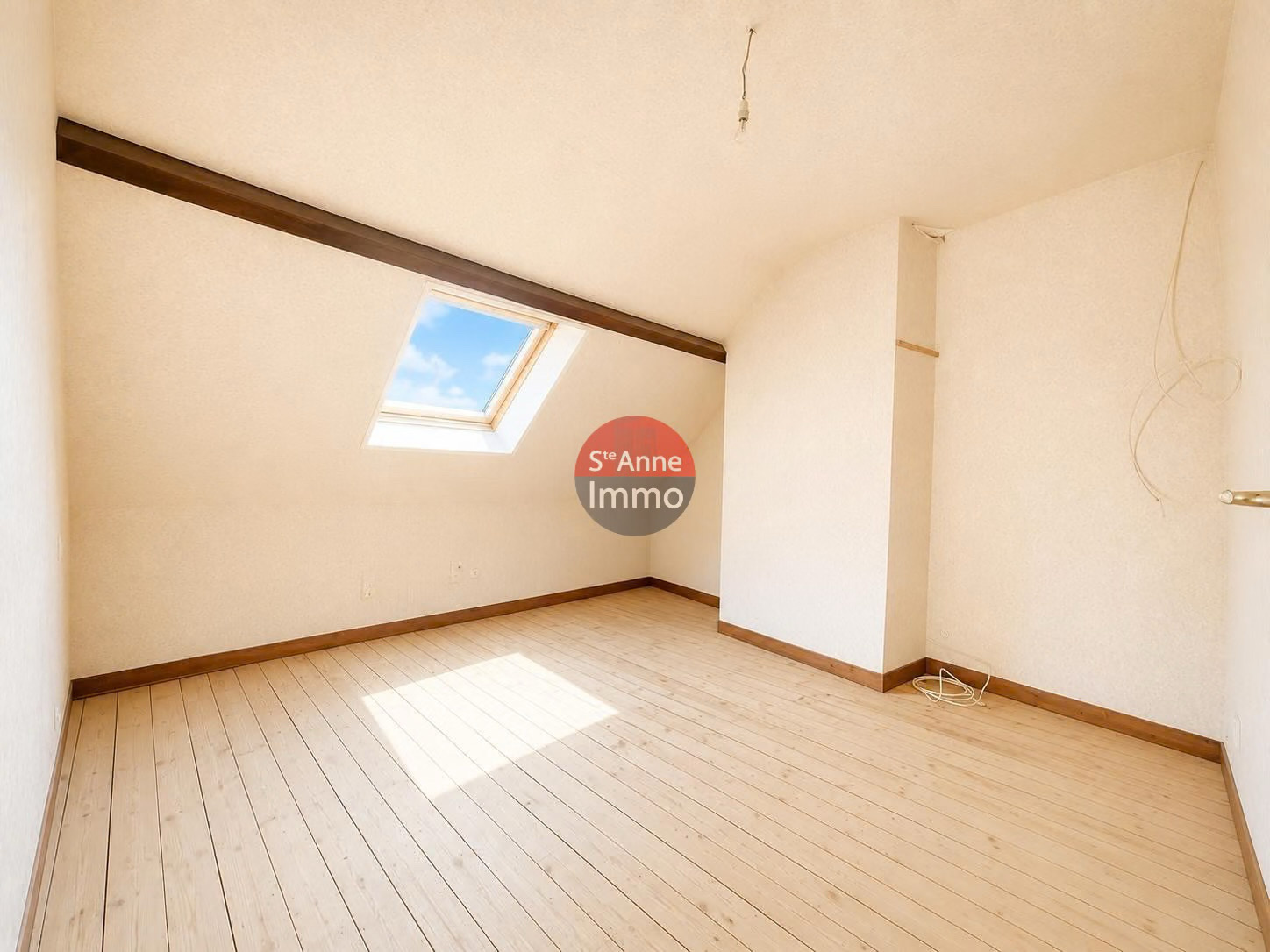 Immo80 – L'immobilier à Amiens et dans la Somme-HANGEST-EN-SANTERRE – MAISON INDIVIDUELLE – 2 CHAMBRES – HANGAR 120m2 – JARDIN