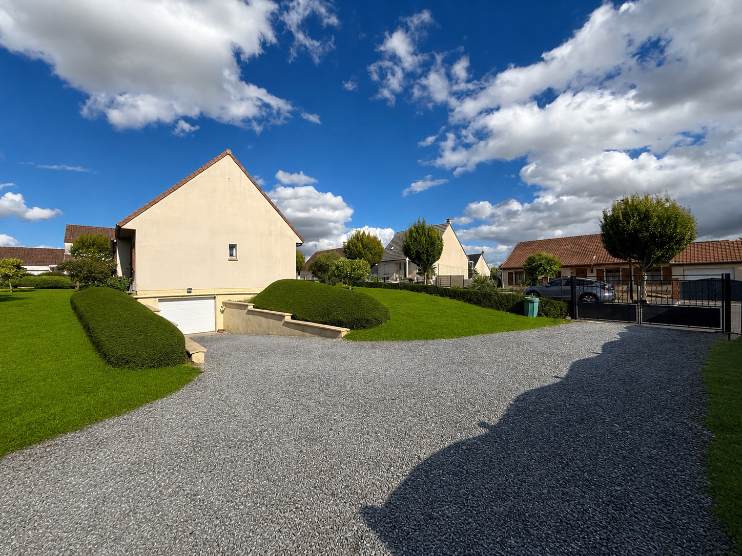 Immo80 – L'immobilier à Amiens et dans la Somme-NESLE  – PAVILLON INDIVIDUEL ELEVEE SUR SOUS SOL COMPLET – 4 CHAMBRES – SOUS SOL COMPLET – GARAGE – JARDIN