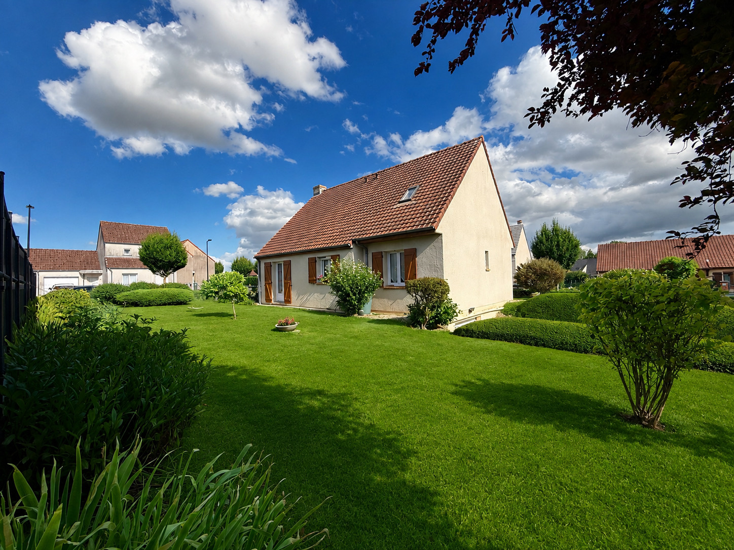Immo80 – L'immobilier à Amiens et dans la Somme-NESLE  – PAVILLON INDIVIDUEL ELEVEE SUR SOUS SOL COMPLET – 4 CHAMBRES – SOUS...