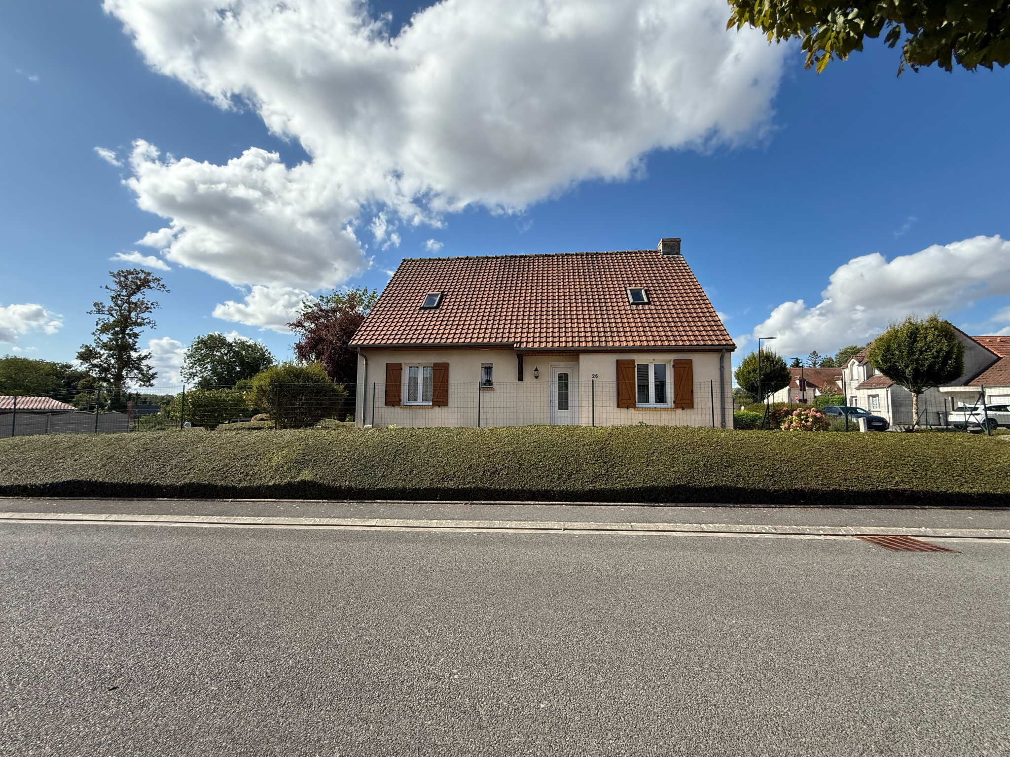 Immo80 – L'immobilier à Amiens et dans la Somme-NESLE  – PAVILLON INDIVIDUEL ELEVEE SUR SOUS SOL COMPLET – 4 CHAMBRES – SOUS SOL COMPLET – GARAGE – JARDIN