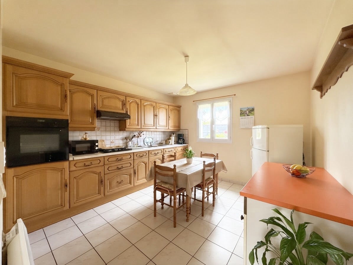 Immo80 – L'immobilier à Amiens et dans la Somme-NESLE  – PAVILLON INDIVIDUEL ELEVEE SUR SOUS SOL COMPLET – 4 CHAMBRES – SOUS SOL COMPLET – GARAGE – JARDIN